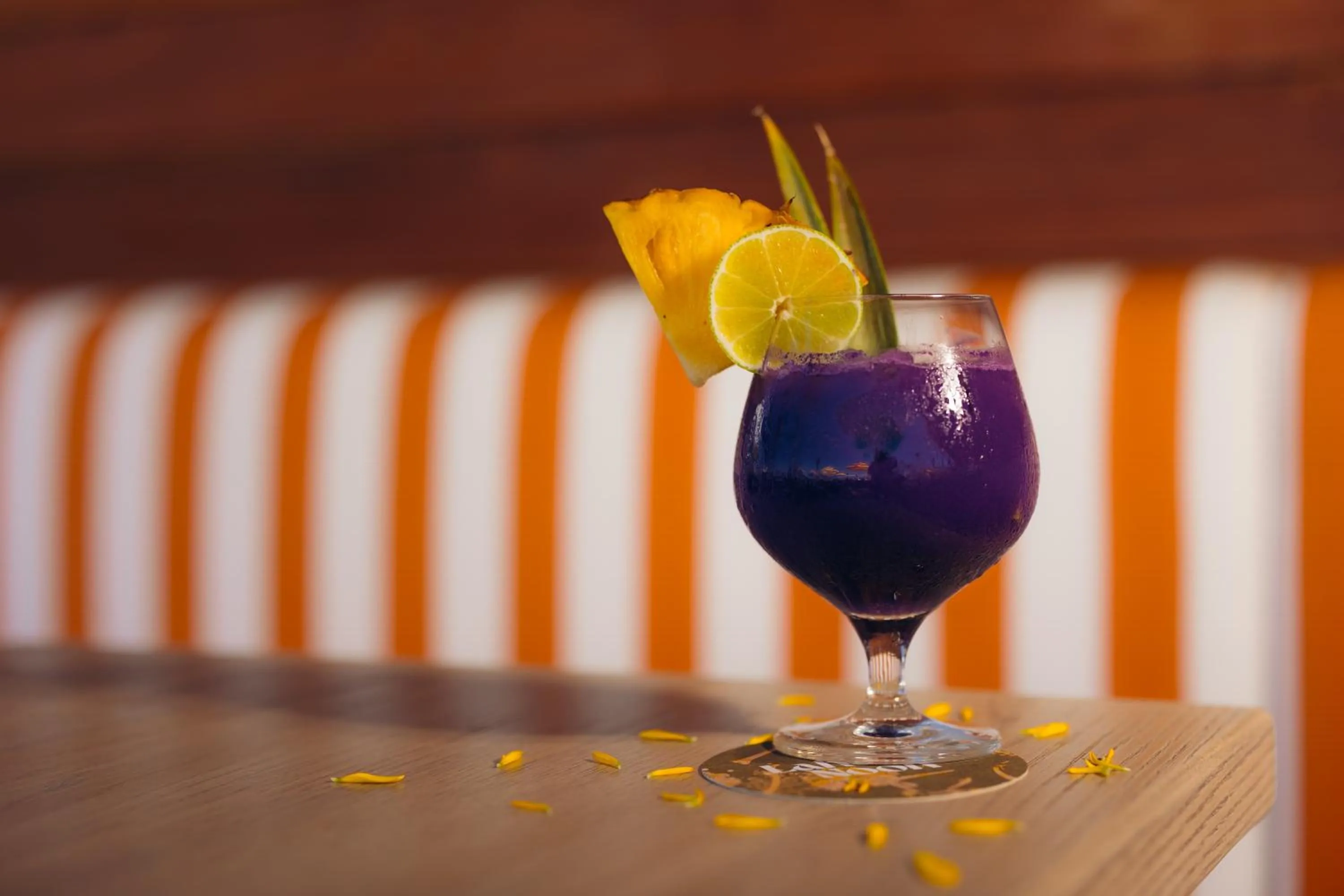 Lounge or bar in Royal Lahaina Bungalows & Spa