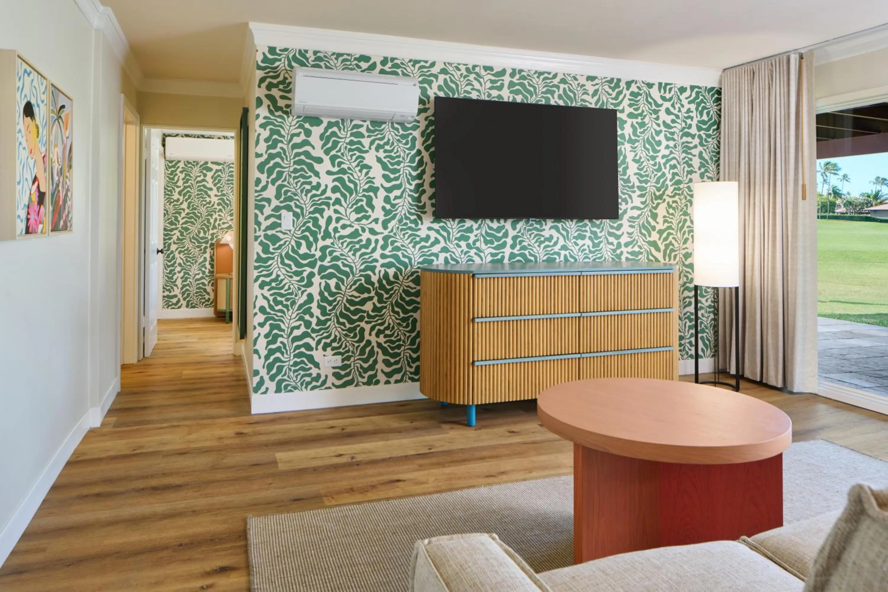 TV and multimedia in Royal Lahaina Bungalows & Spa