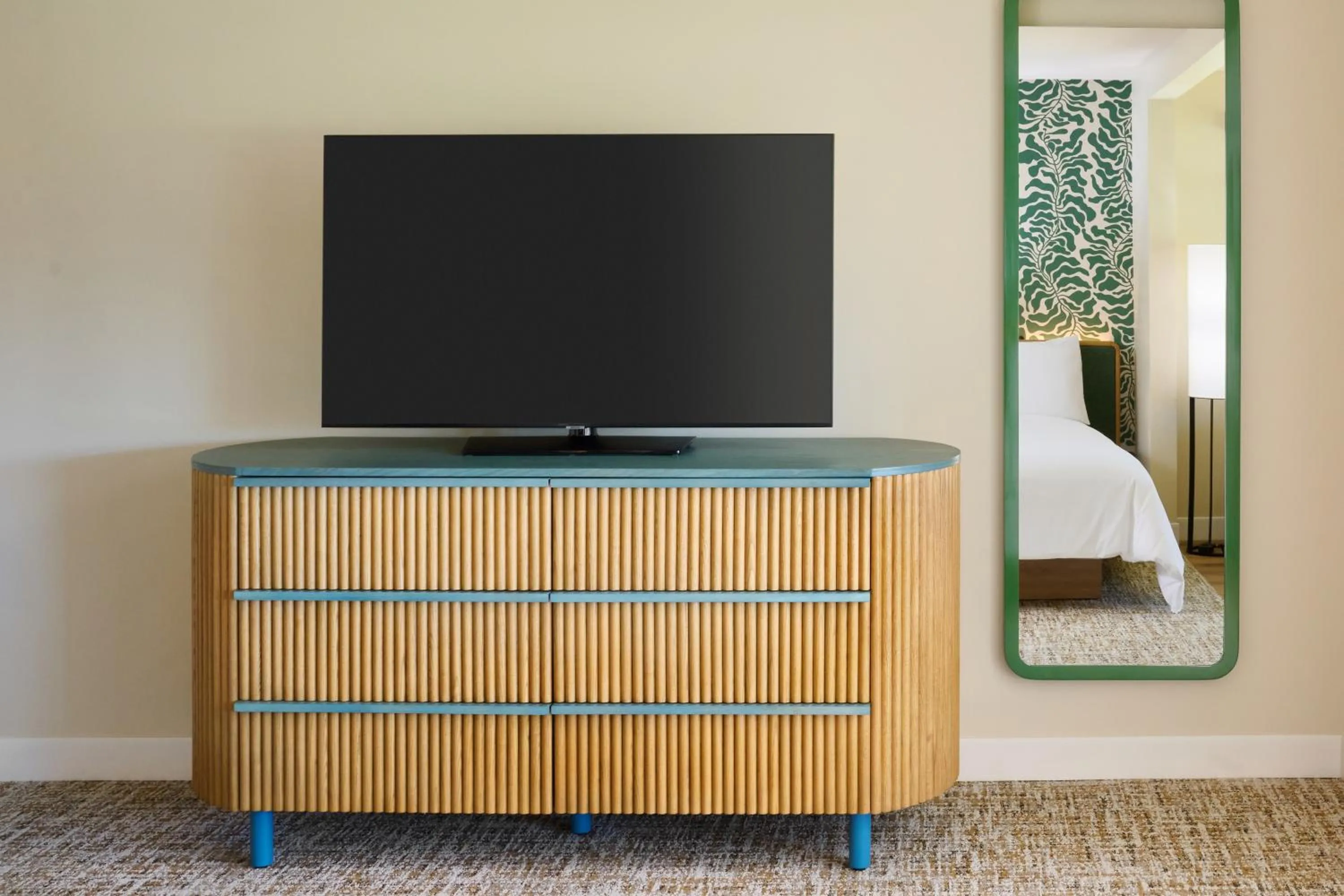 TV and multimedia in Royal Lahaina Bungalows & Spa