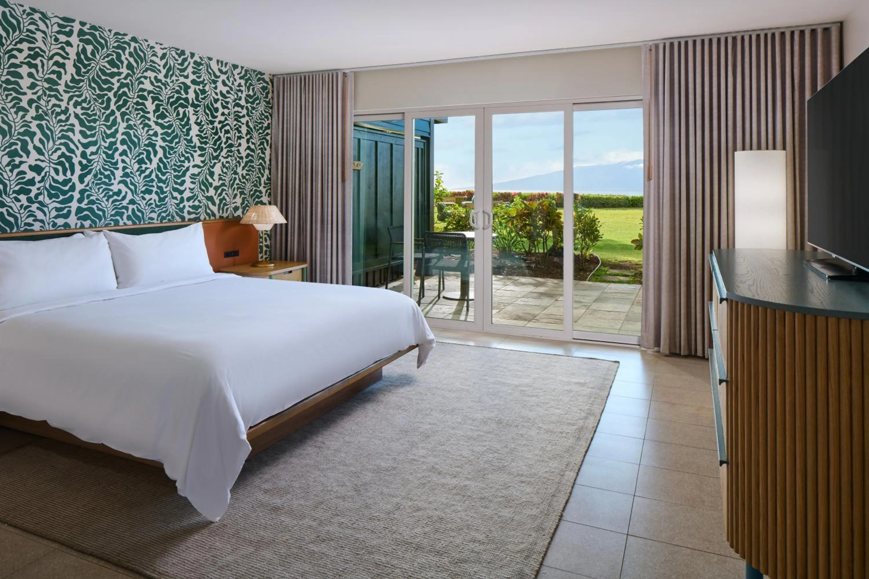 Bed in Royal Lahaina Bungalows & Spa