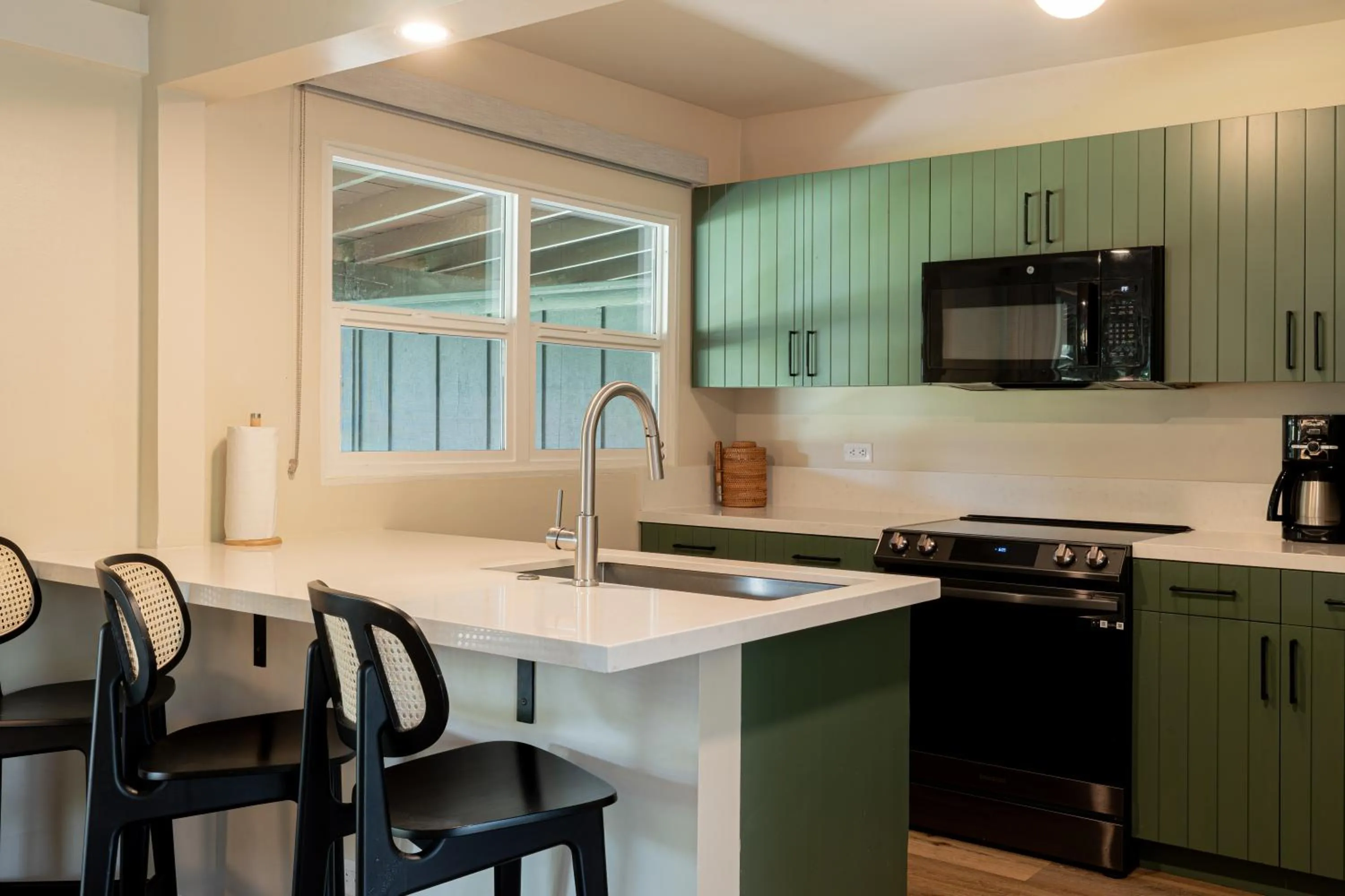 Coffee/tea facilities in Royal Lahaina Bungalows & Spa
