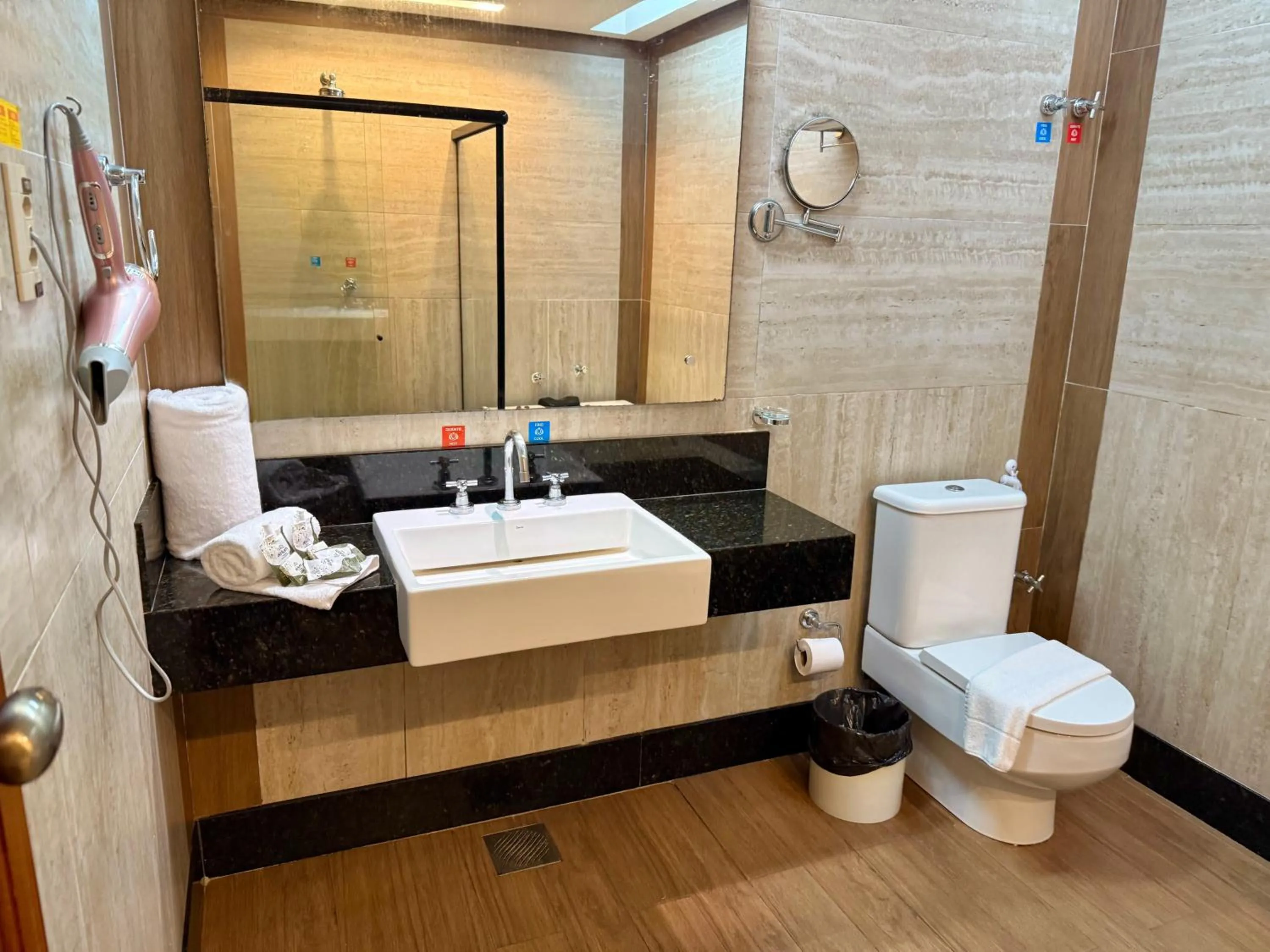 Shower in Atrium Hotel Quinta De Pedras