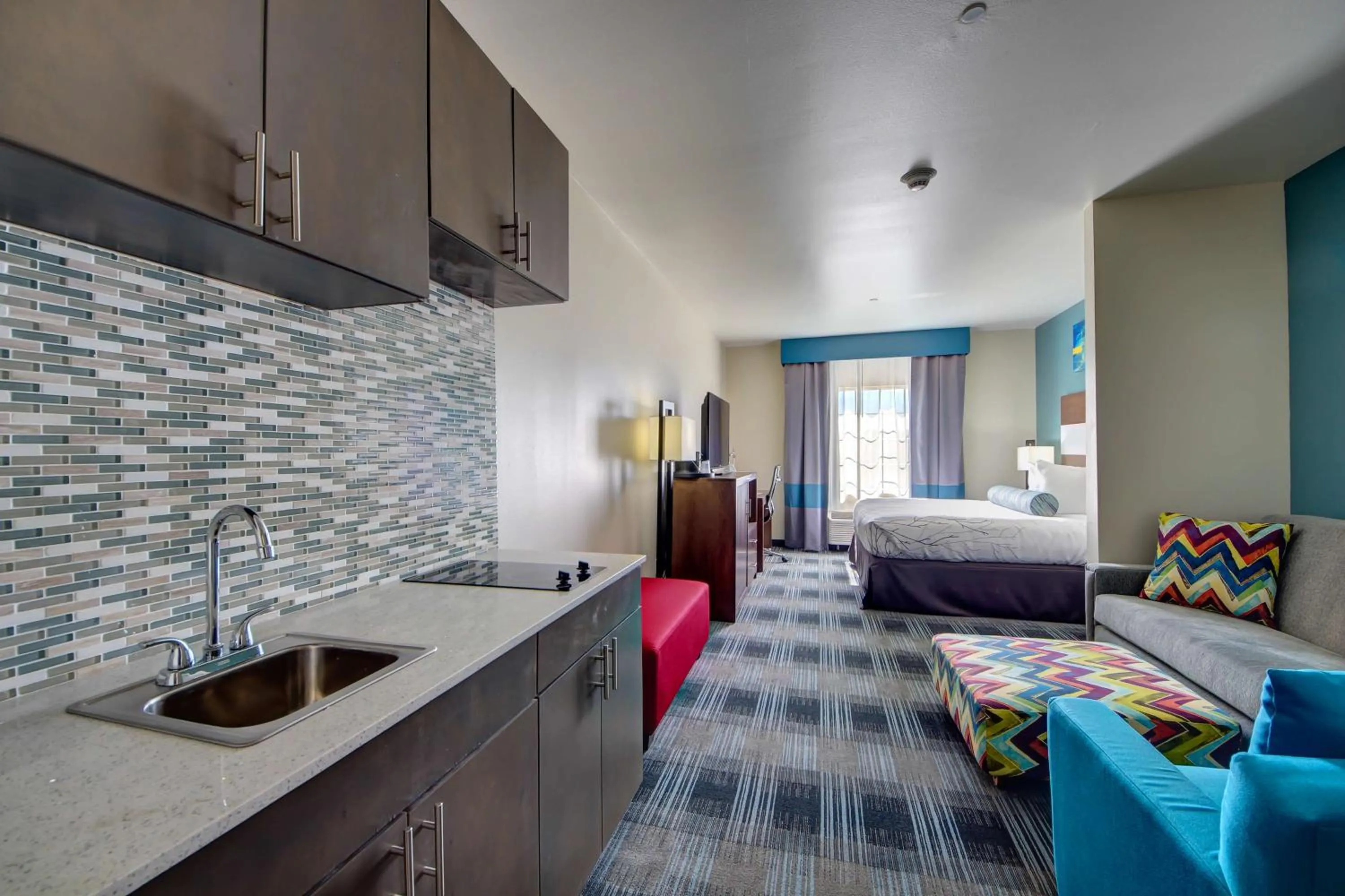 Kitchen or kitchenette in Best Western PLUS Inn of Muskogee