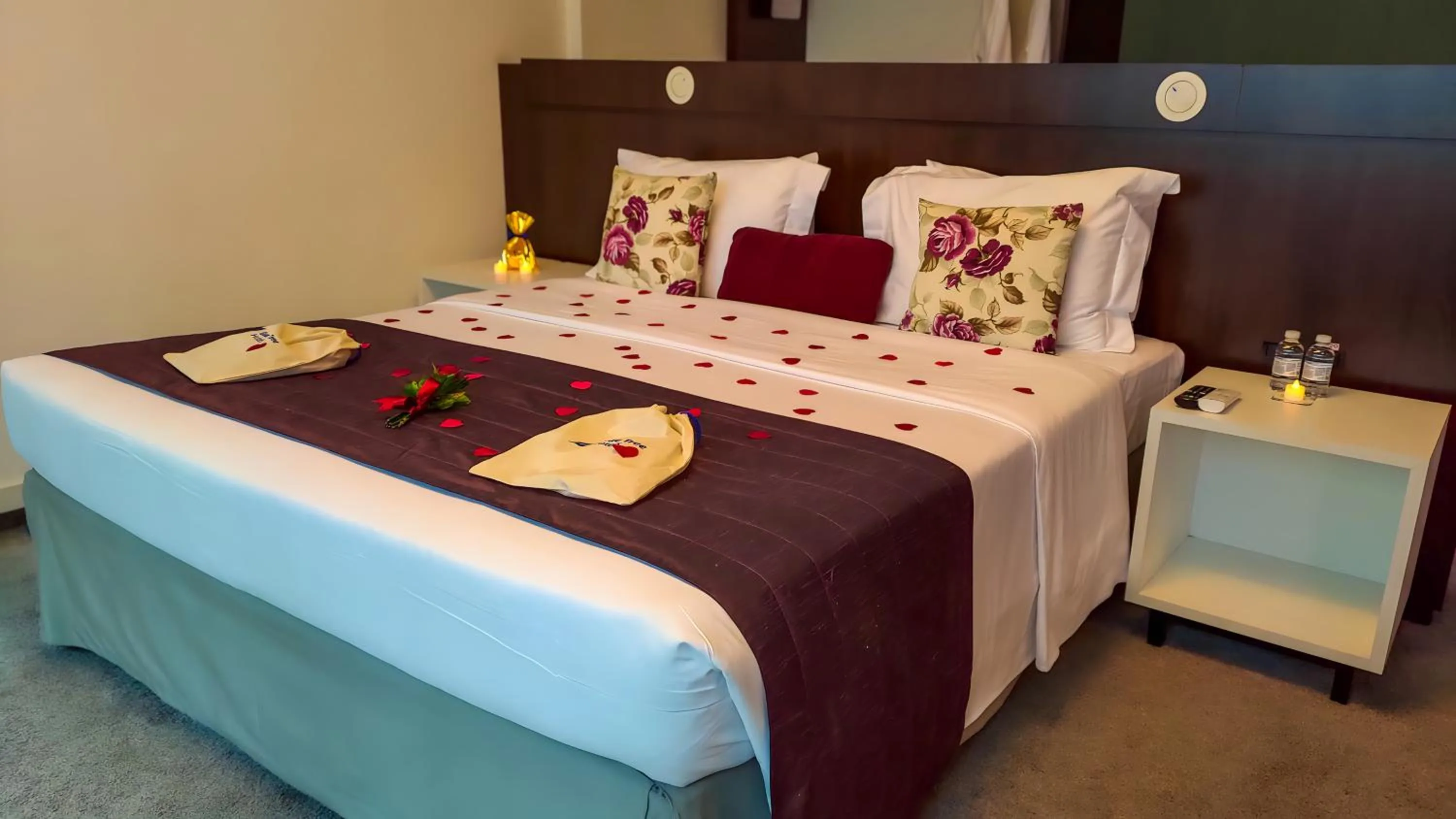 Bedroom, Bed in Blue Tree Premium Alphaville