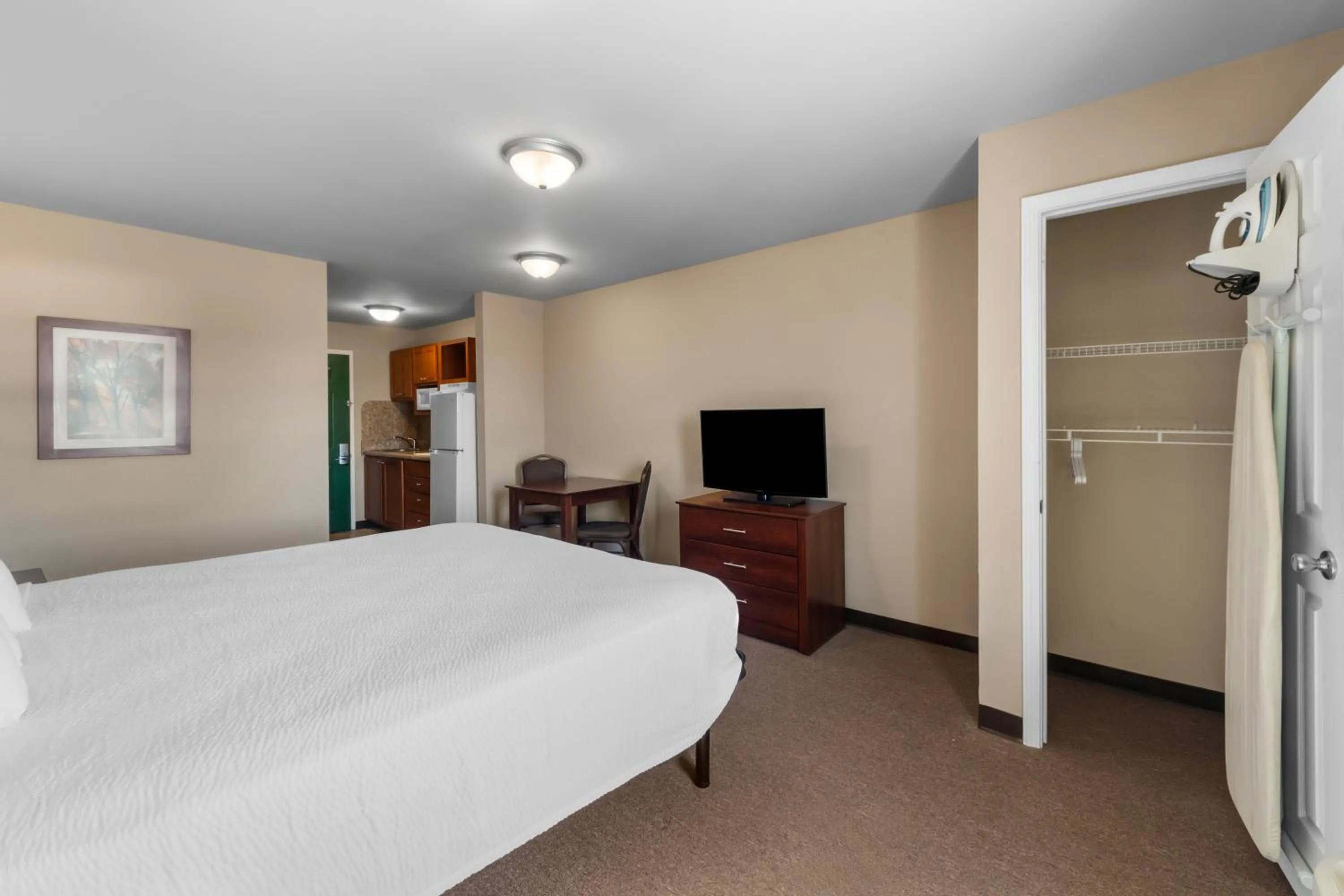 Bedroom, Bed in Risewell Kitchen Suites Pleasanton