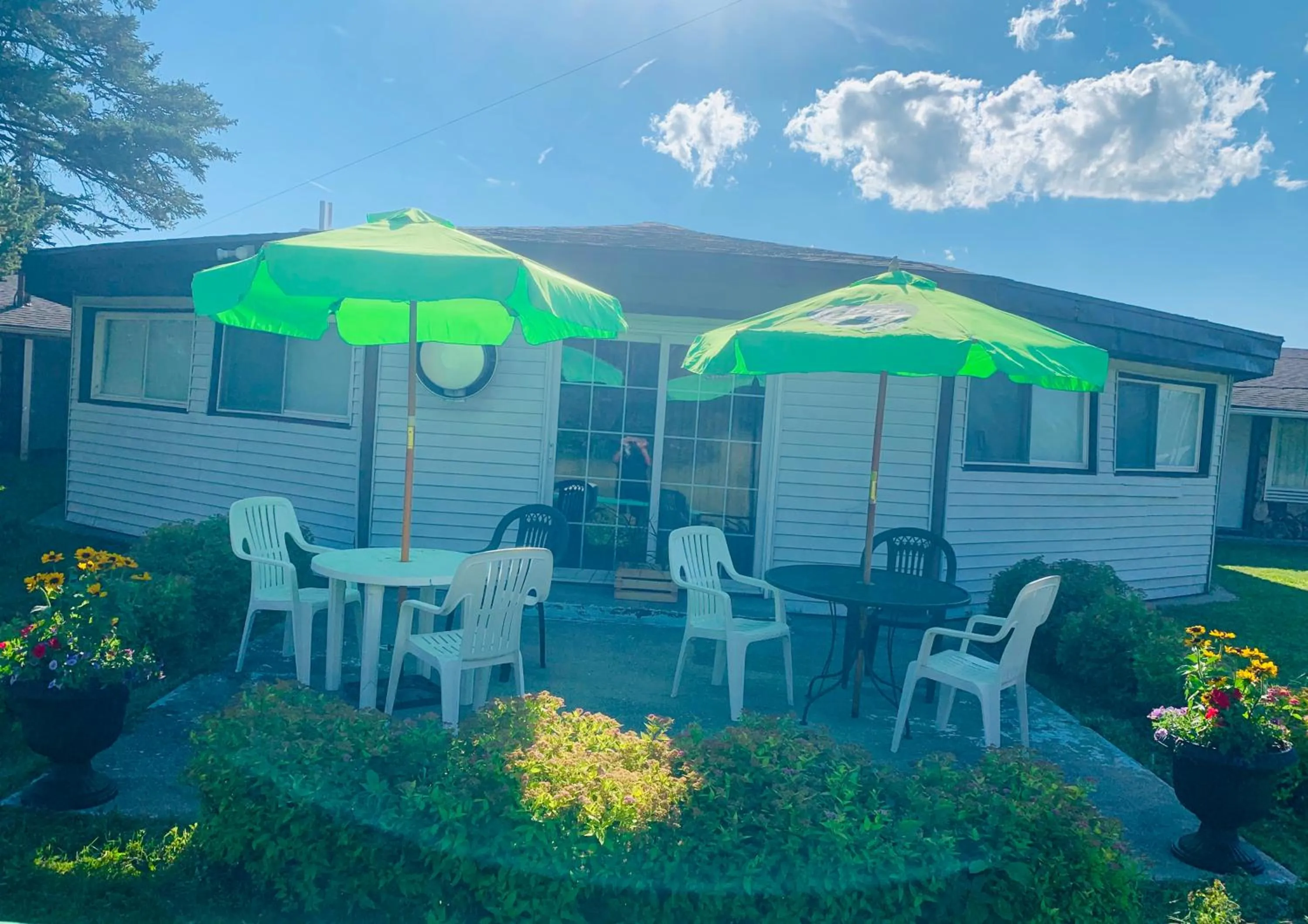 Patio in The Crossroads Motel