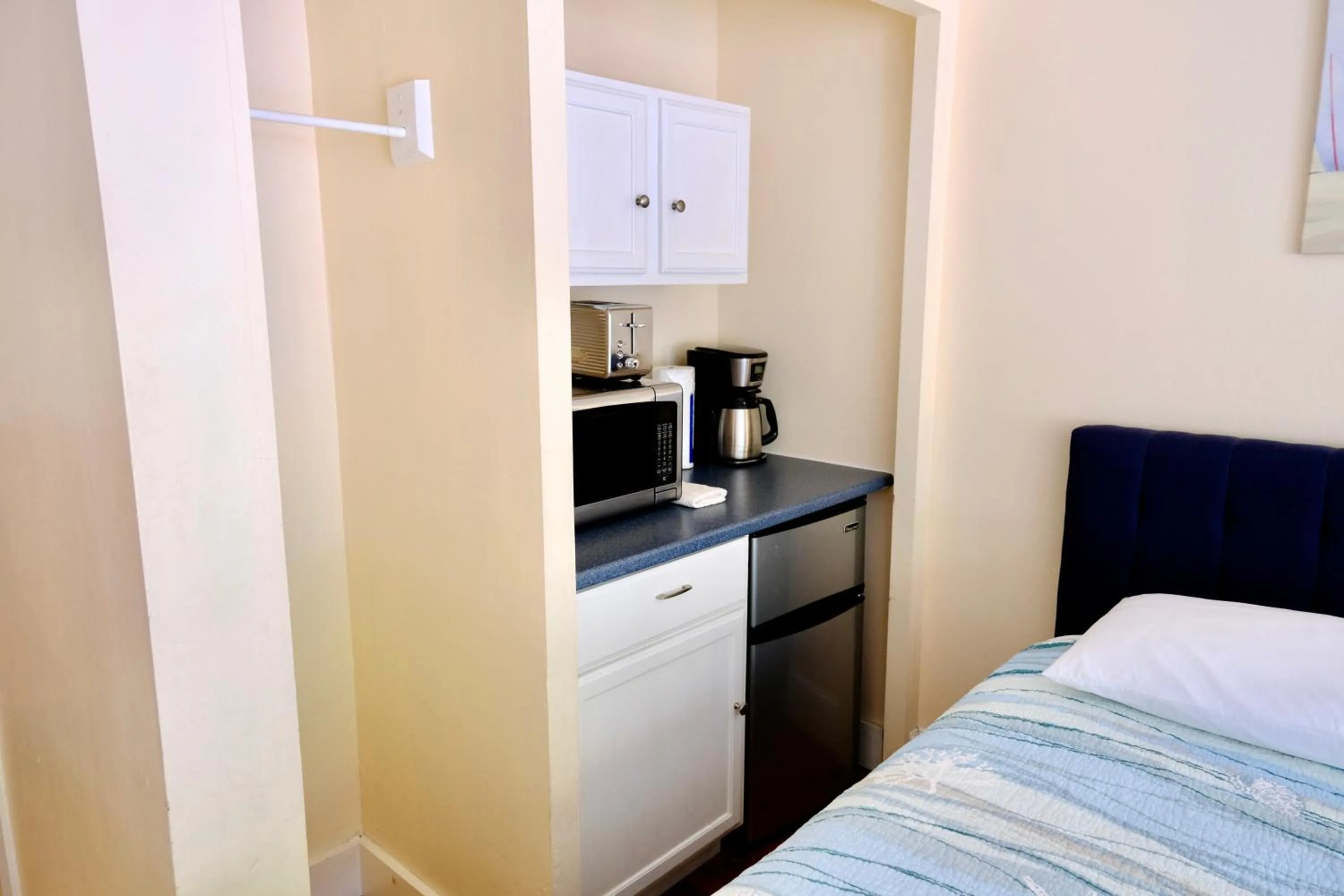 Coffee/tea facilities, Bed in The Landings Inn and Cottages at Old Orchard Beach