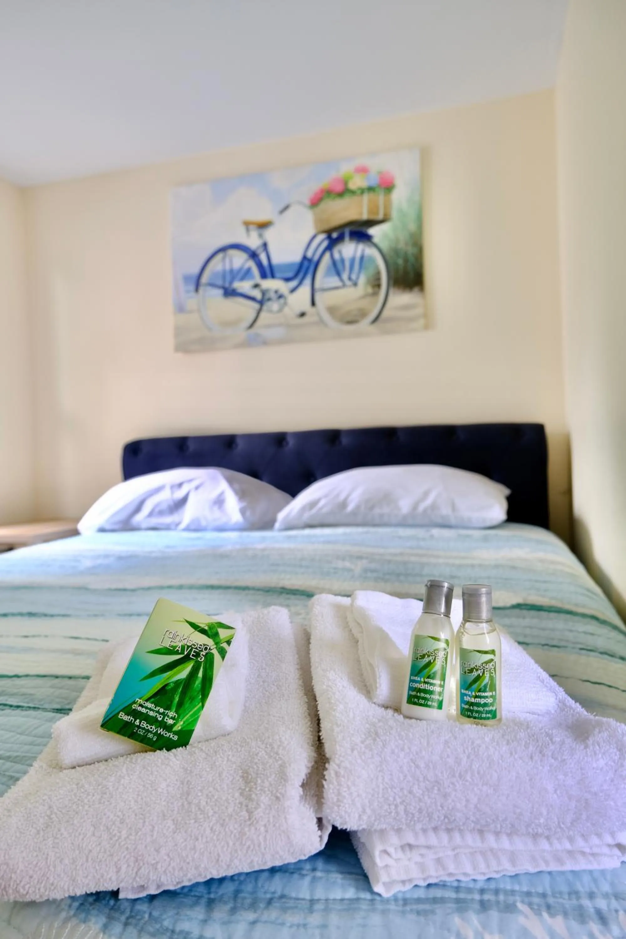 Bed in The Landings Inn and Cottages at Old Orchard Beach