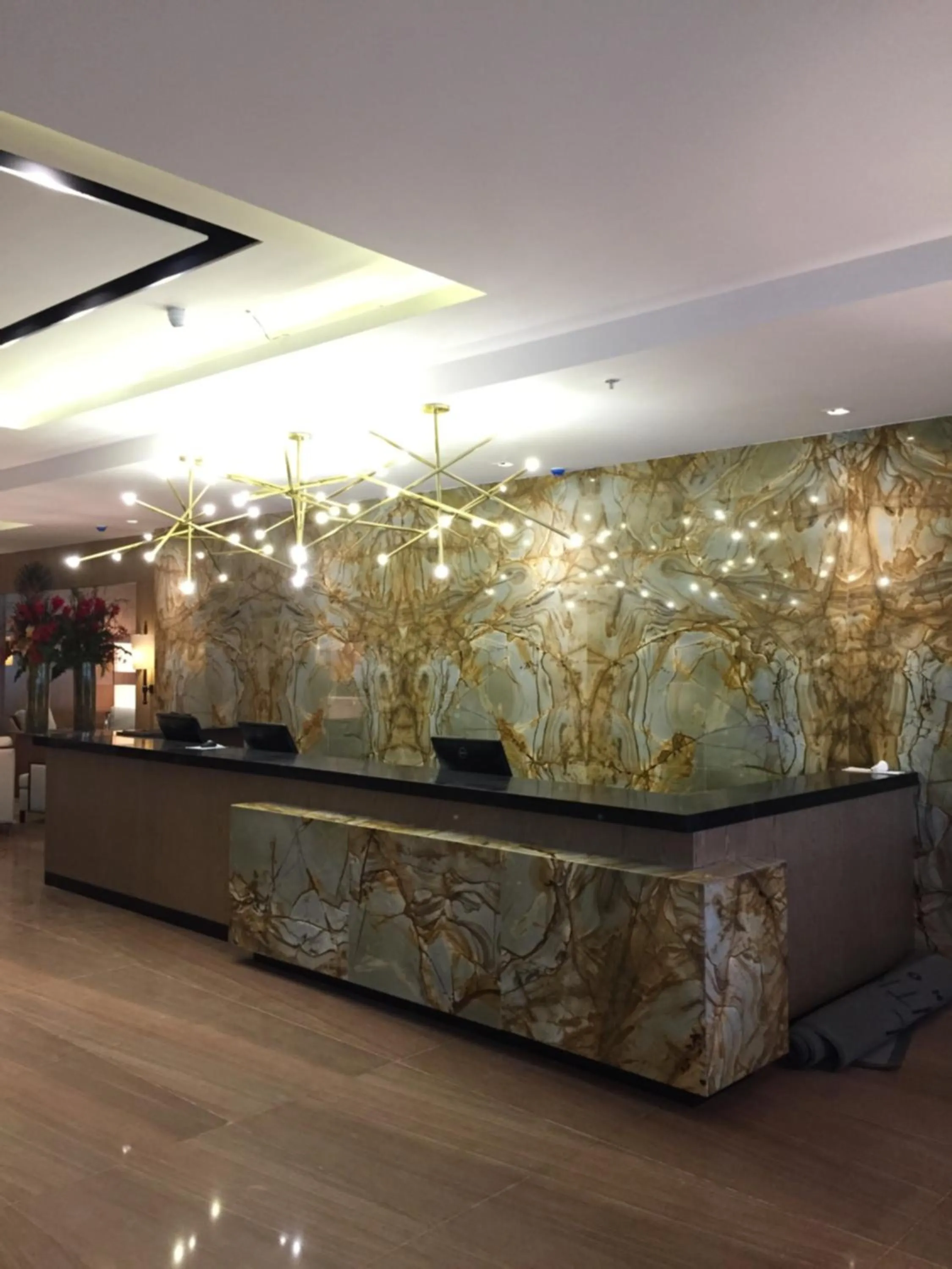 Communal lounge/ TV room in Royal Atlântica Macaé Hotel