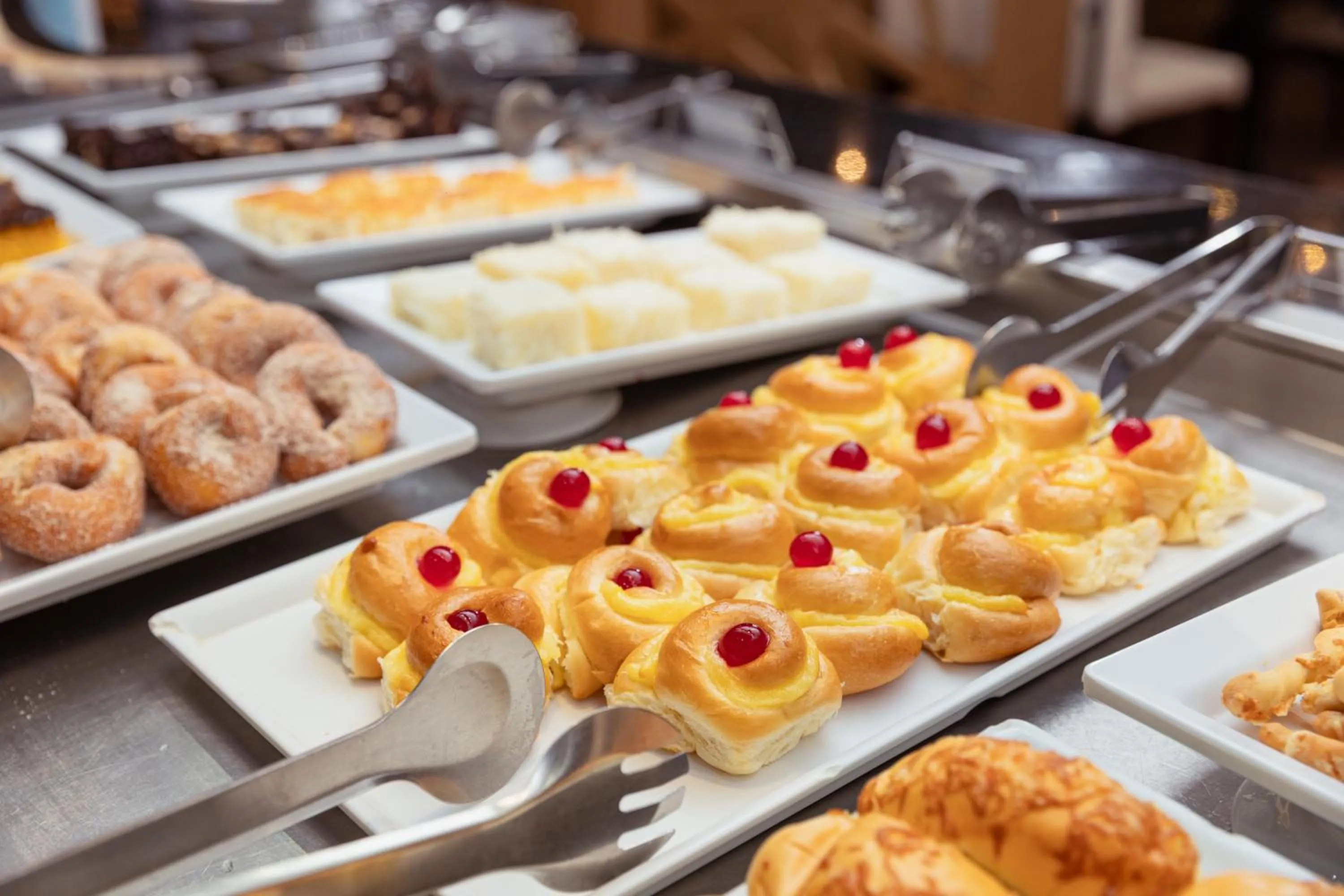 Buffet breakfast in Royal Atlântica Macaé Hotel