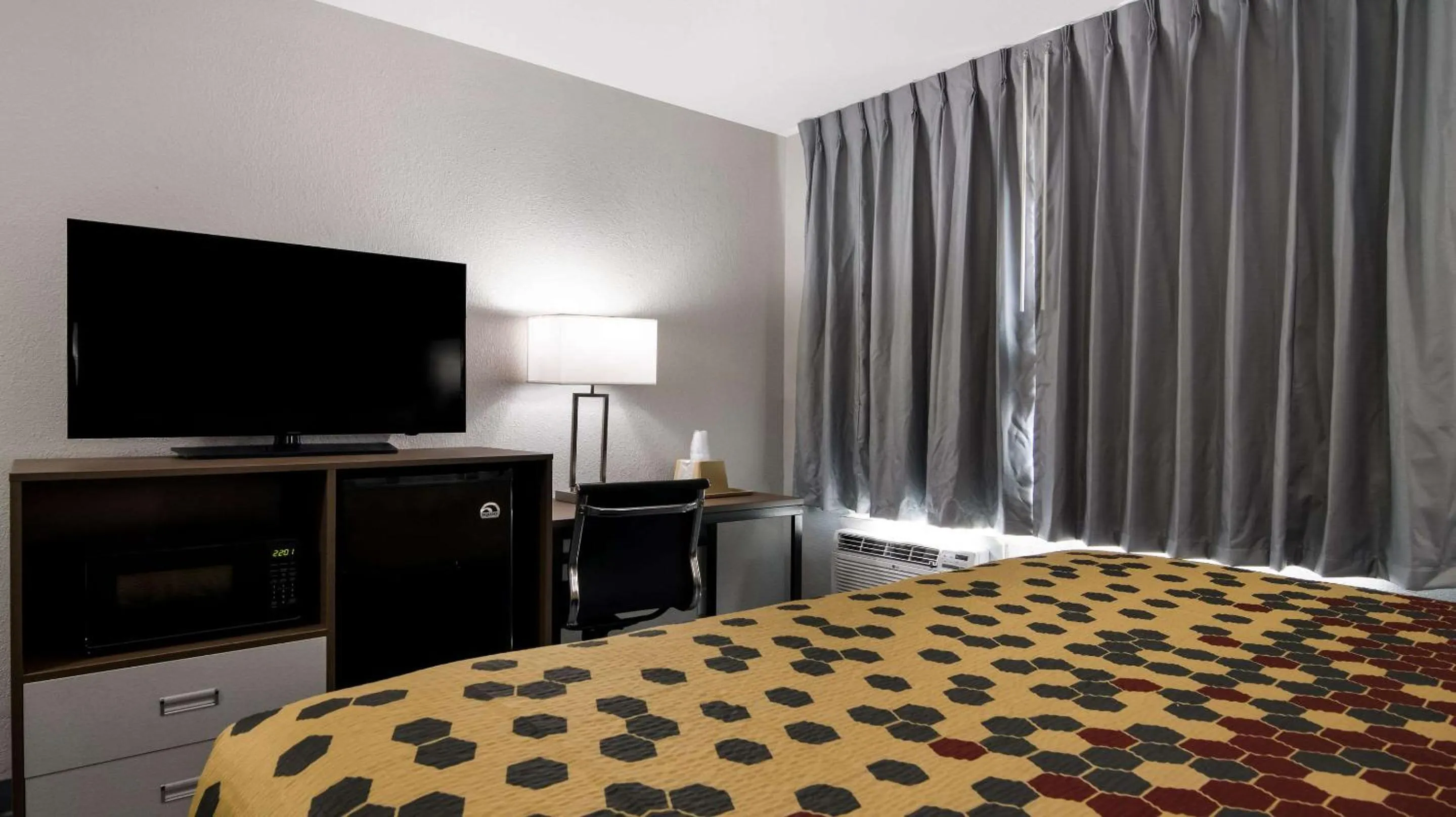 Bedroom, Bed in Econo Lodge Portage