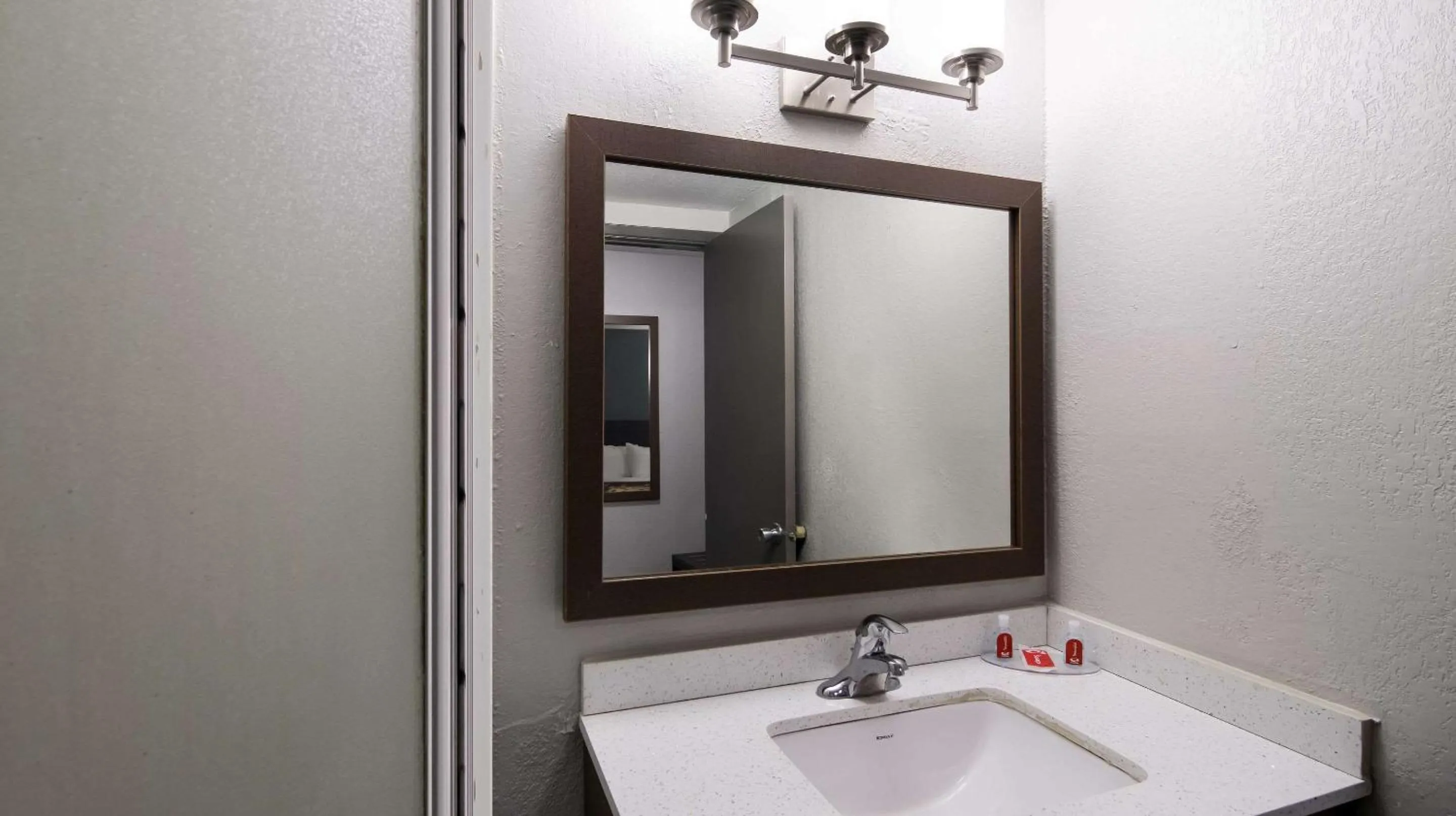 Bathroom in Econo Lodge Portage