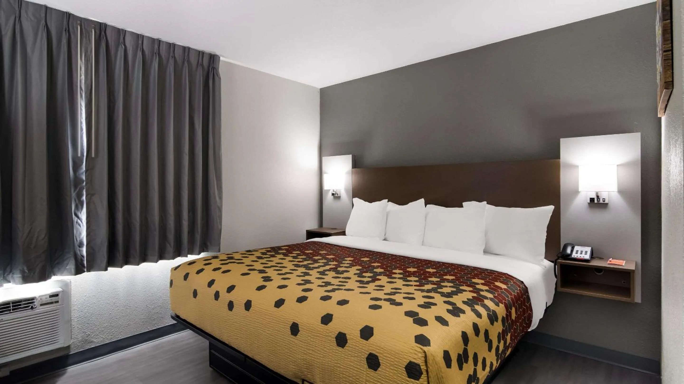 Bedroom, Bed in Econo Lodge Portage