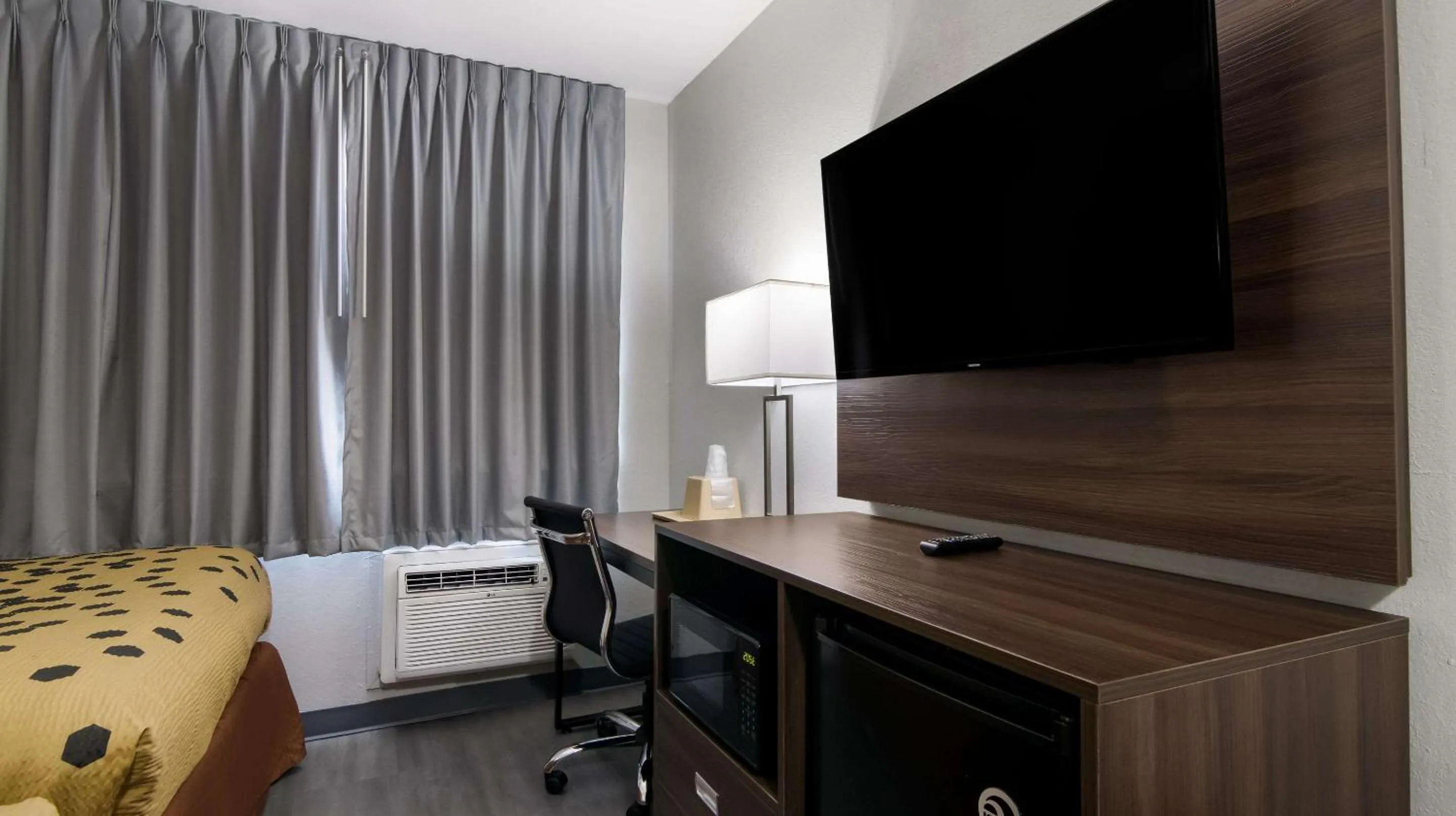 Bedroom, Bed in Econo Lodge Portage