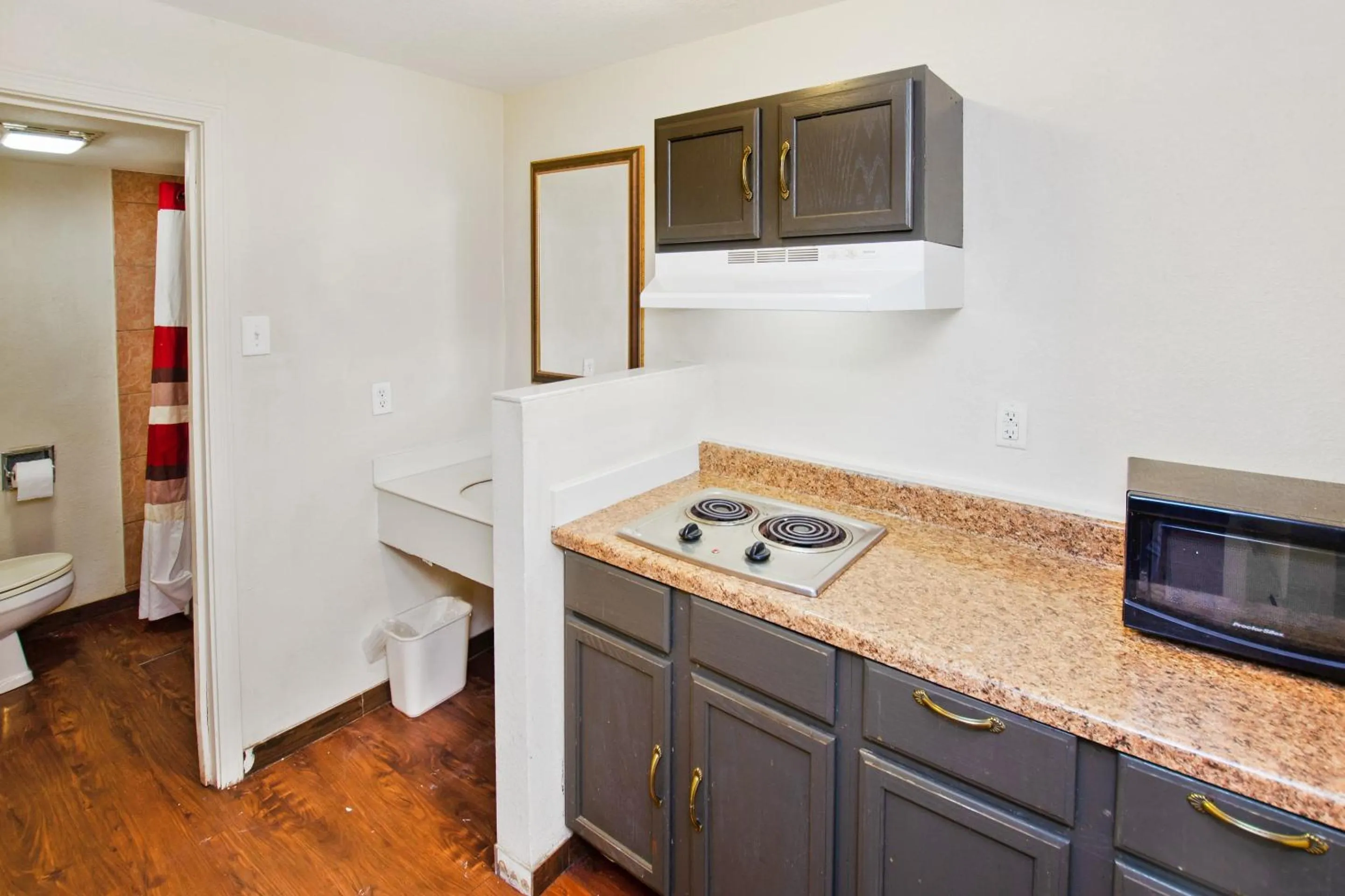 Kitchen or kitchenette in OYO Hotel Blytheville AR I-55