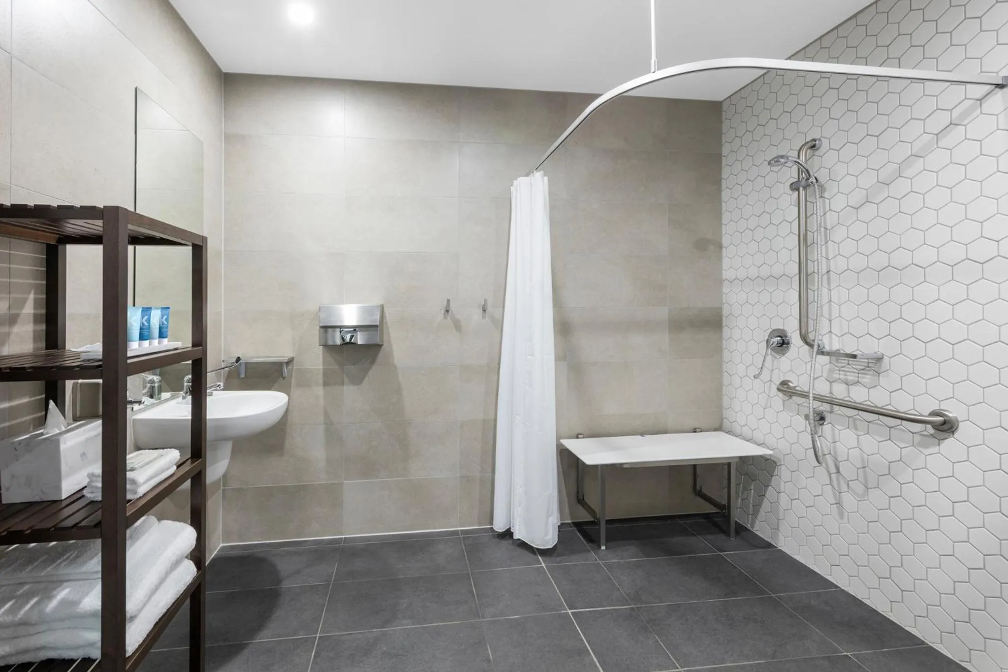 Bathroom, Bed in Meriton Suites Chatswood