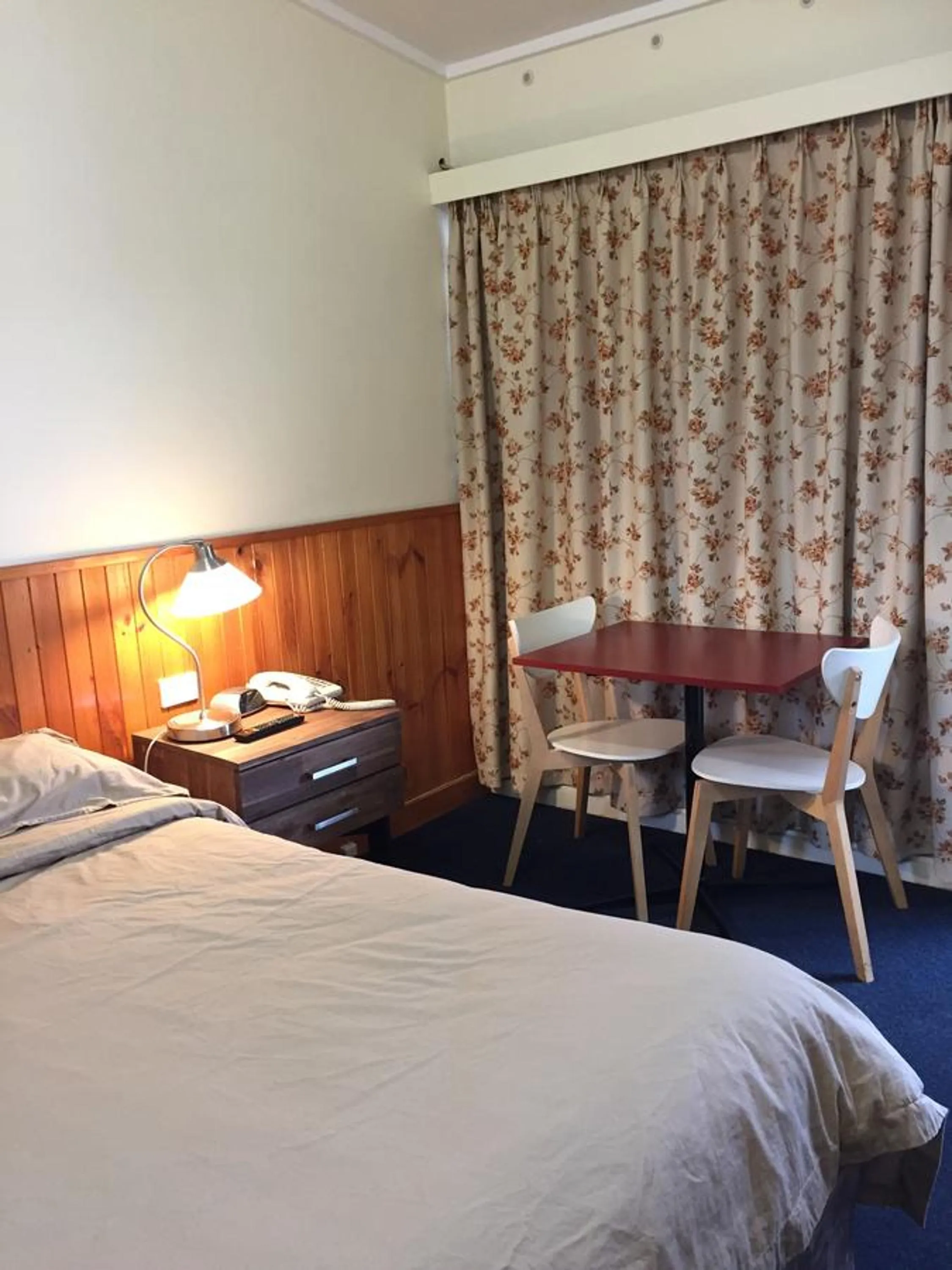 Dining area, Bed in Lithgow Valley Motel