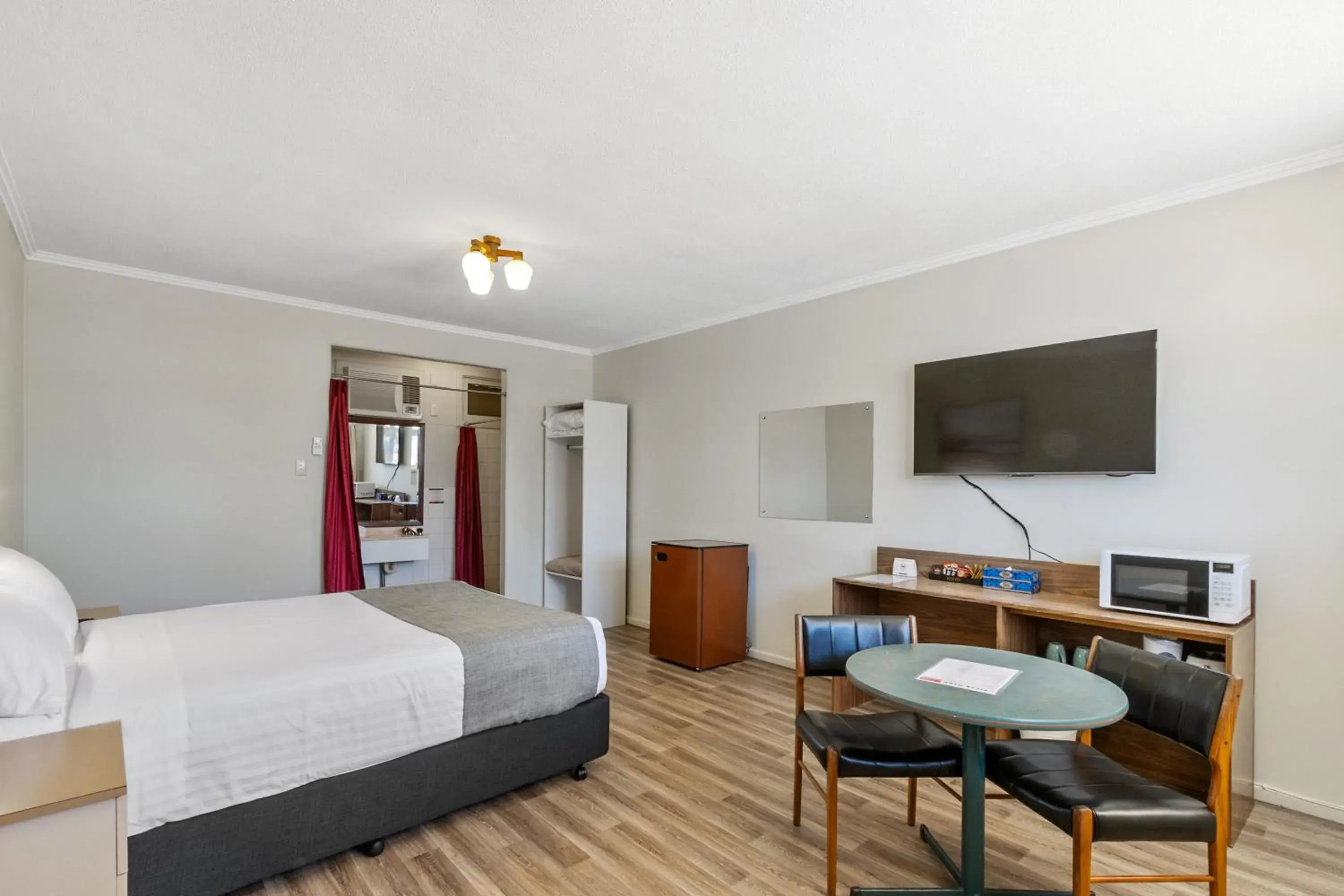 Standard Queen (pet-friendly) in Econo Lodge Port Augusta Standard Queen (pet-friendly) in Econo Lodge Port Augusta