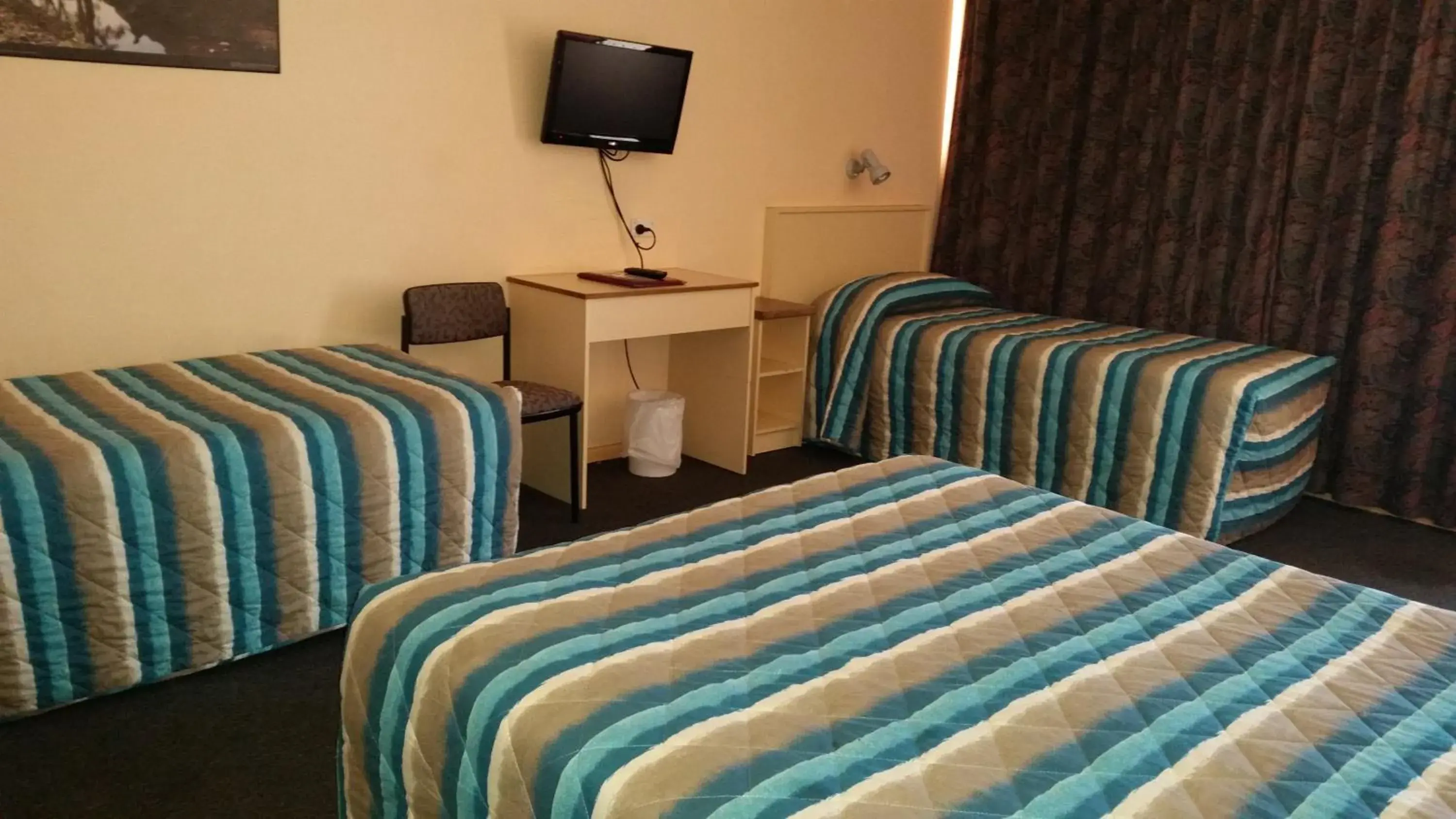 Standard Queen Family Room in Econo Lodge Port Augusta Standard Queen Family Room in Econo Lodge Port Augusta