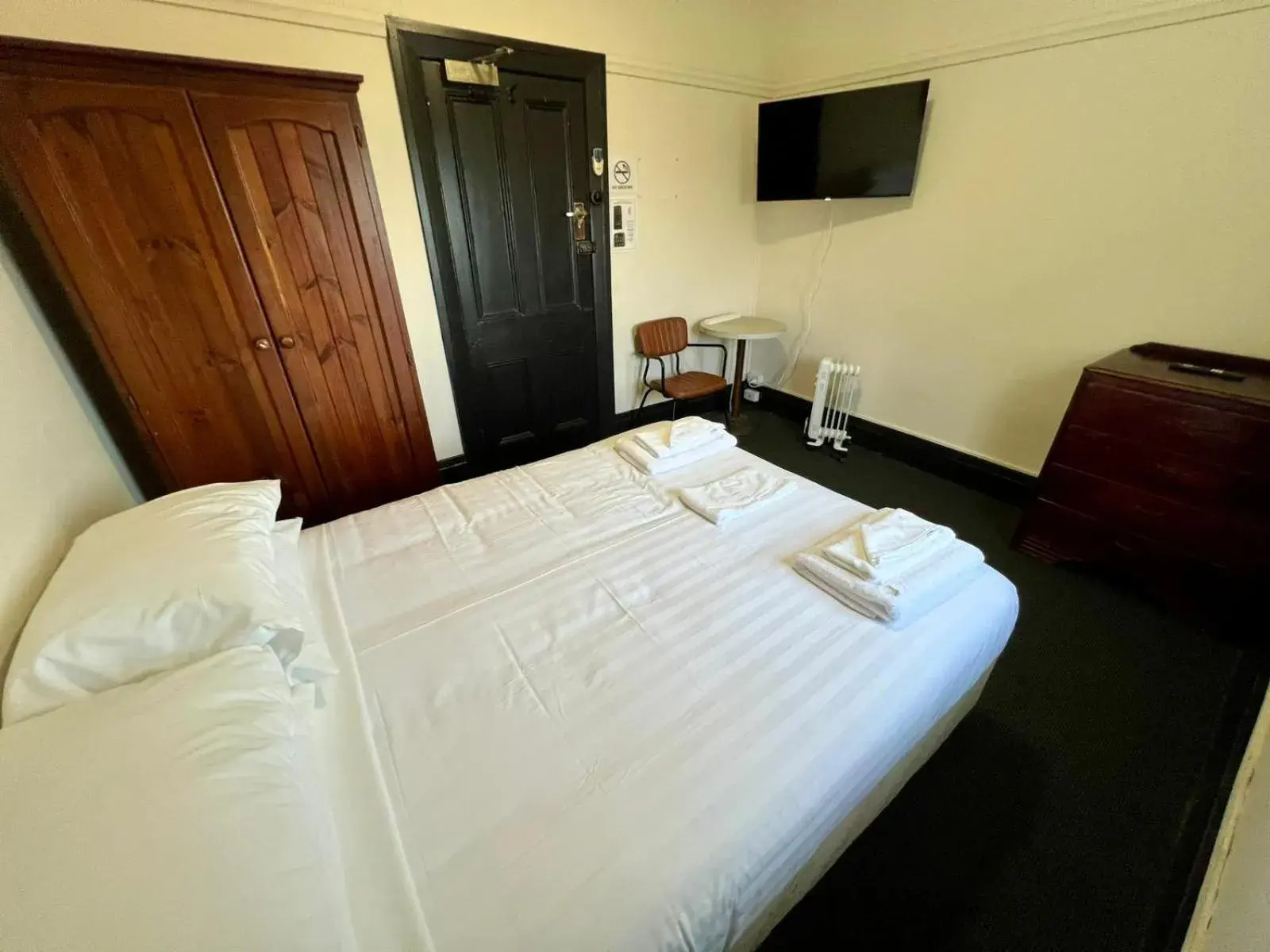 Queen Room with Shared Bathroom in The Gordon Queen Room with Shared Bathroom in The Gordon