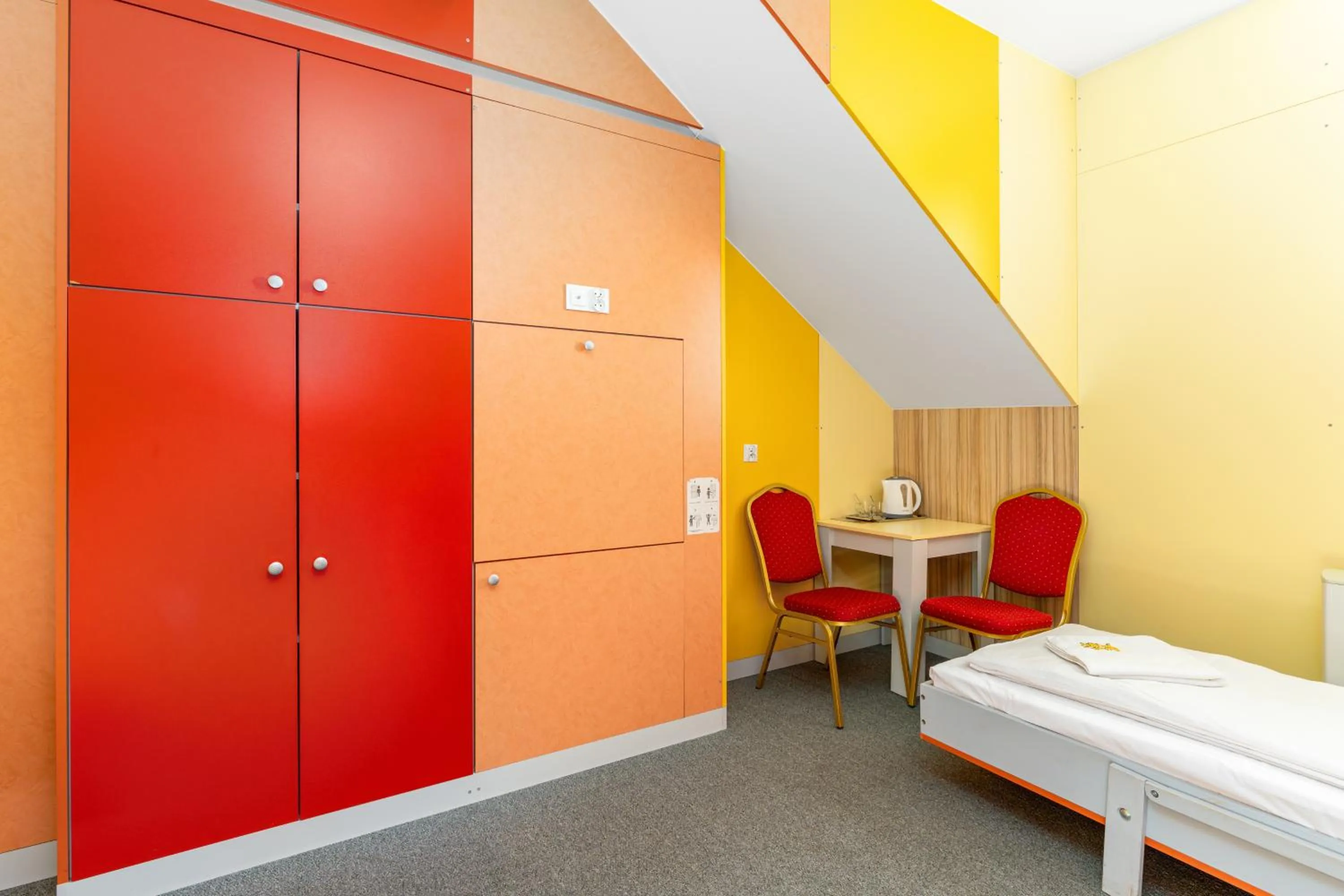 Photo of the whole room, Bed in Elemels Planet