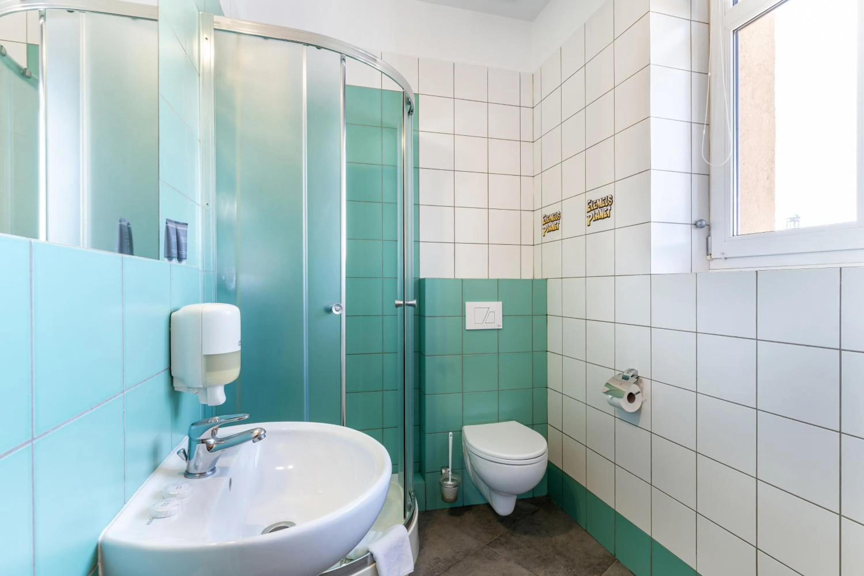 Shower in Elemels Planet