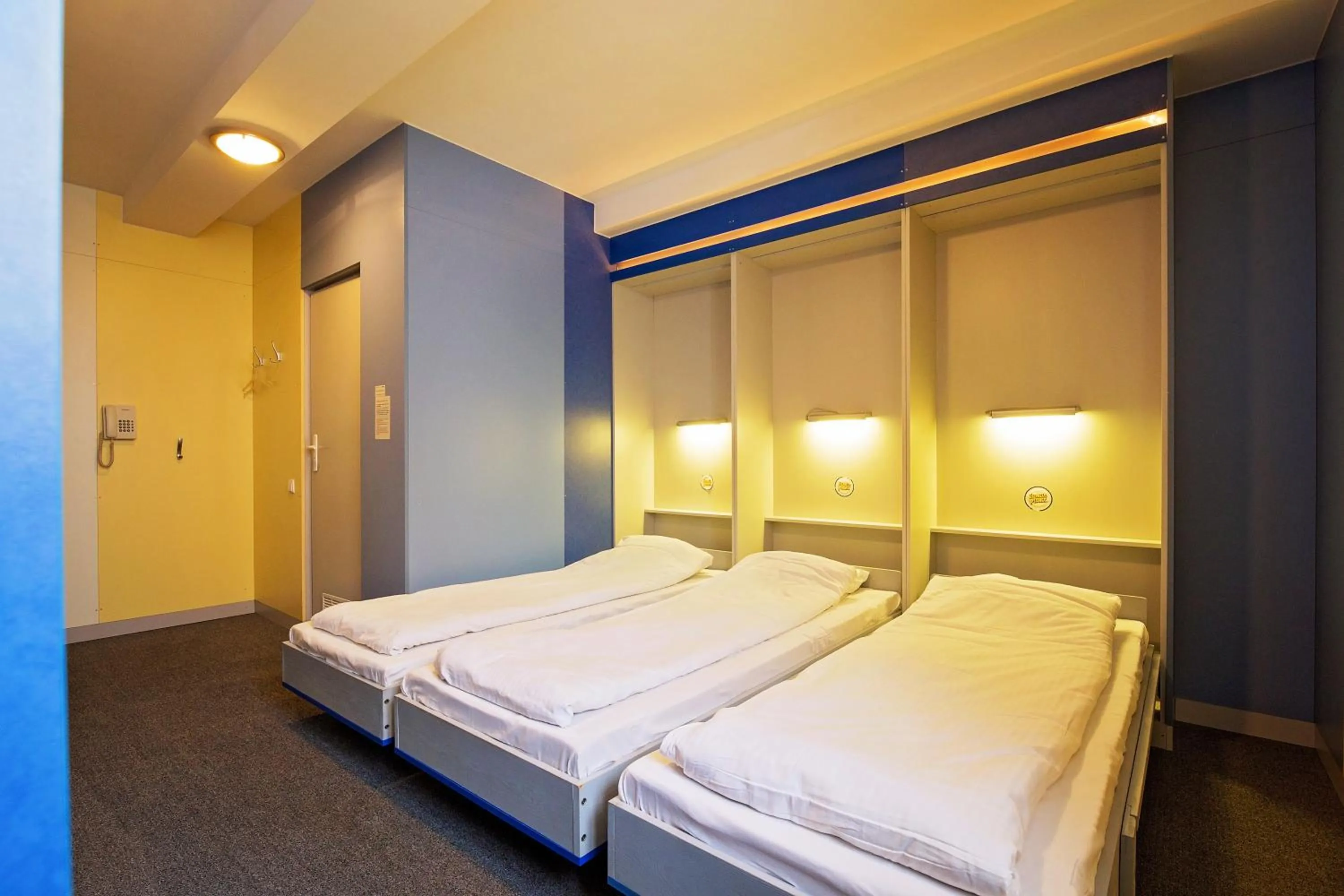 Photo of the whole room, Bed in Elemels Planet