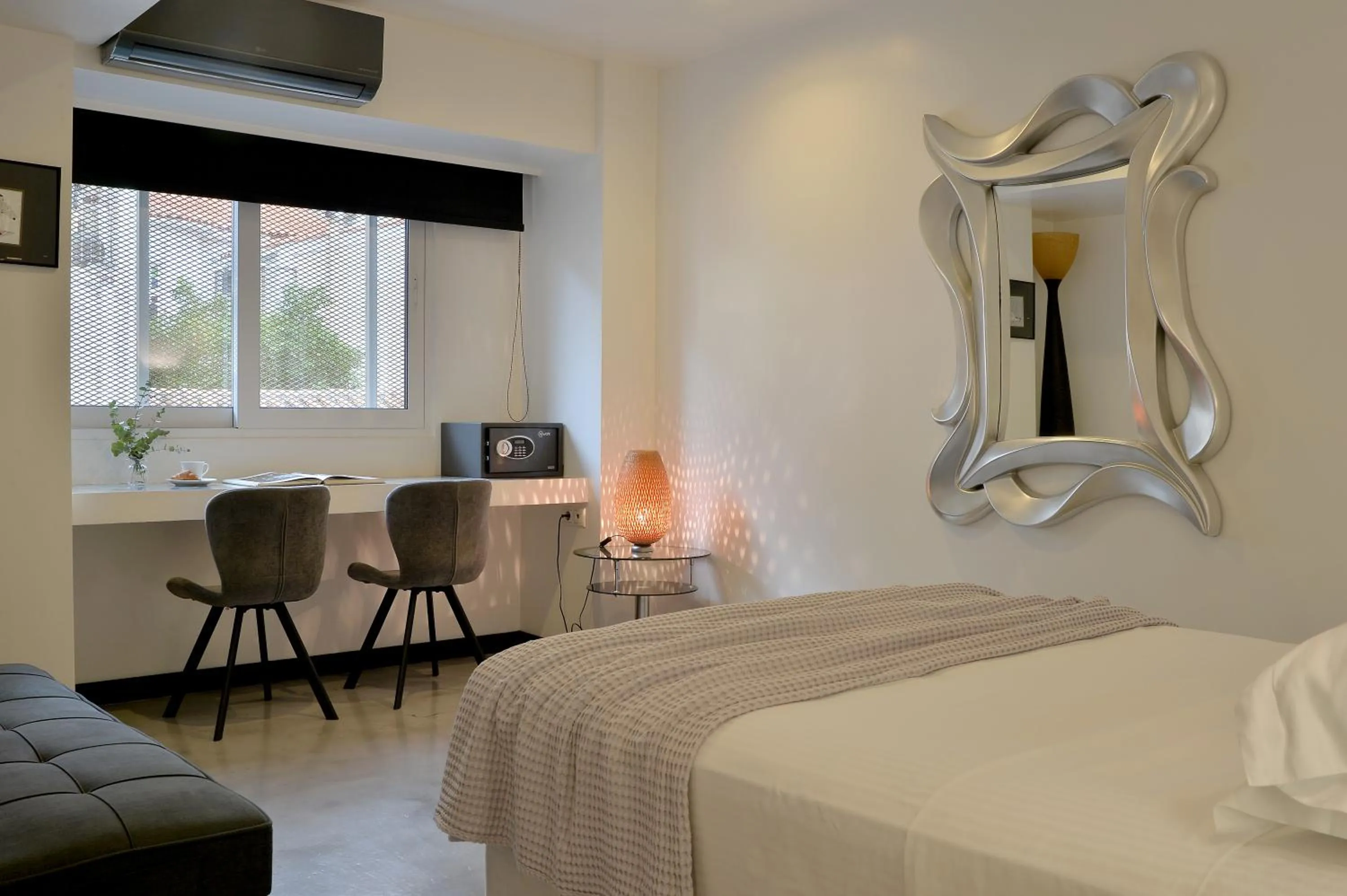 Photo of the whole room, Bed in Alter Athens