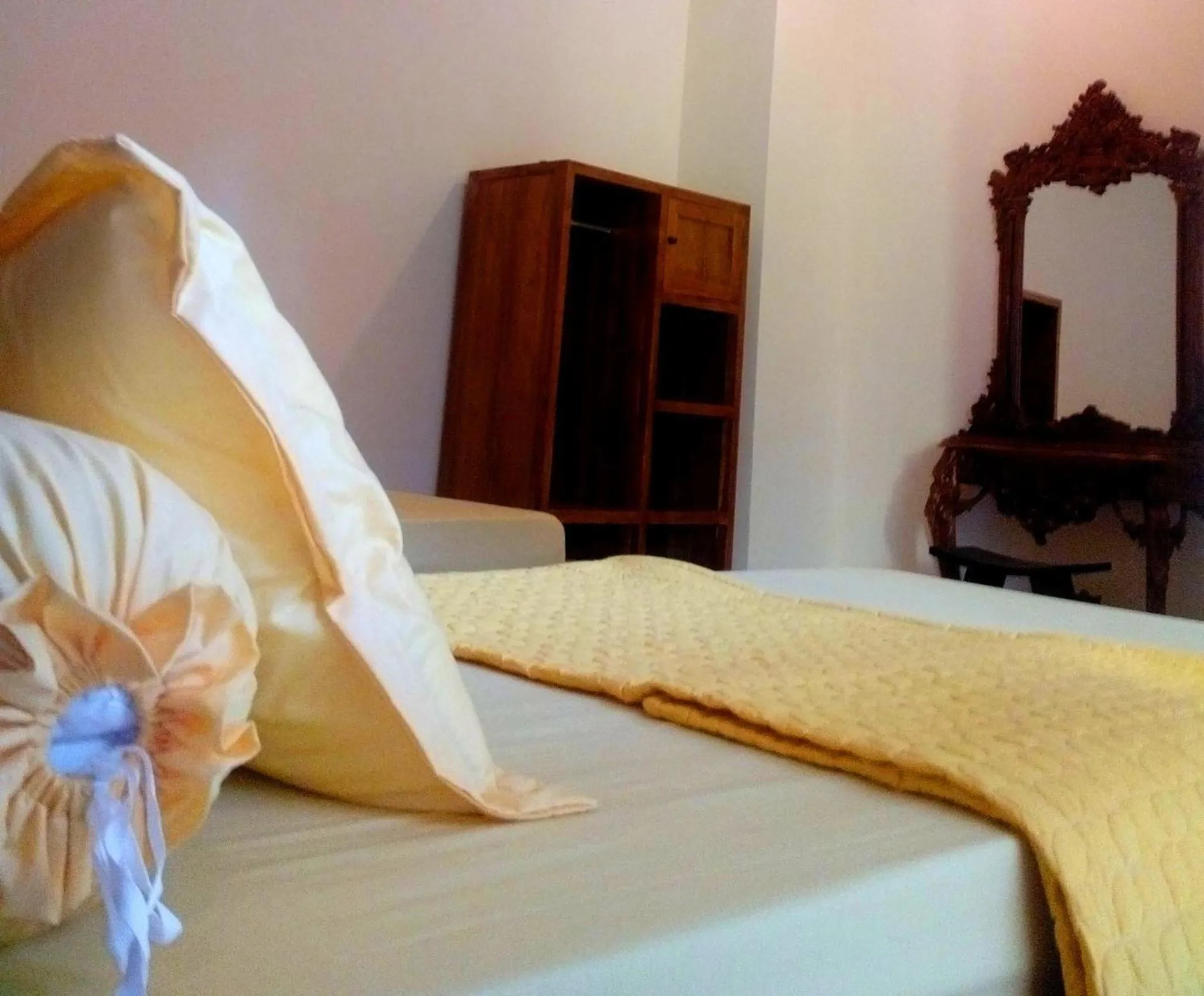 Decorative detail, Bed in Puri Asri Bungalow Ubud