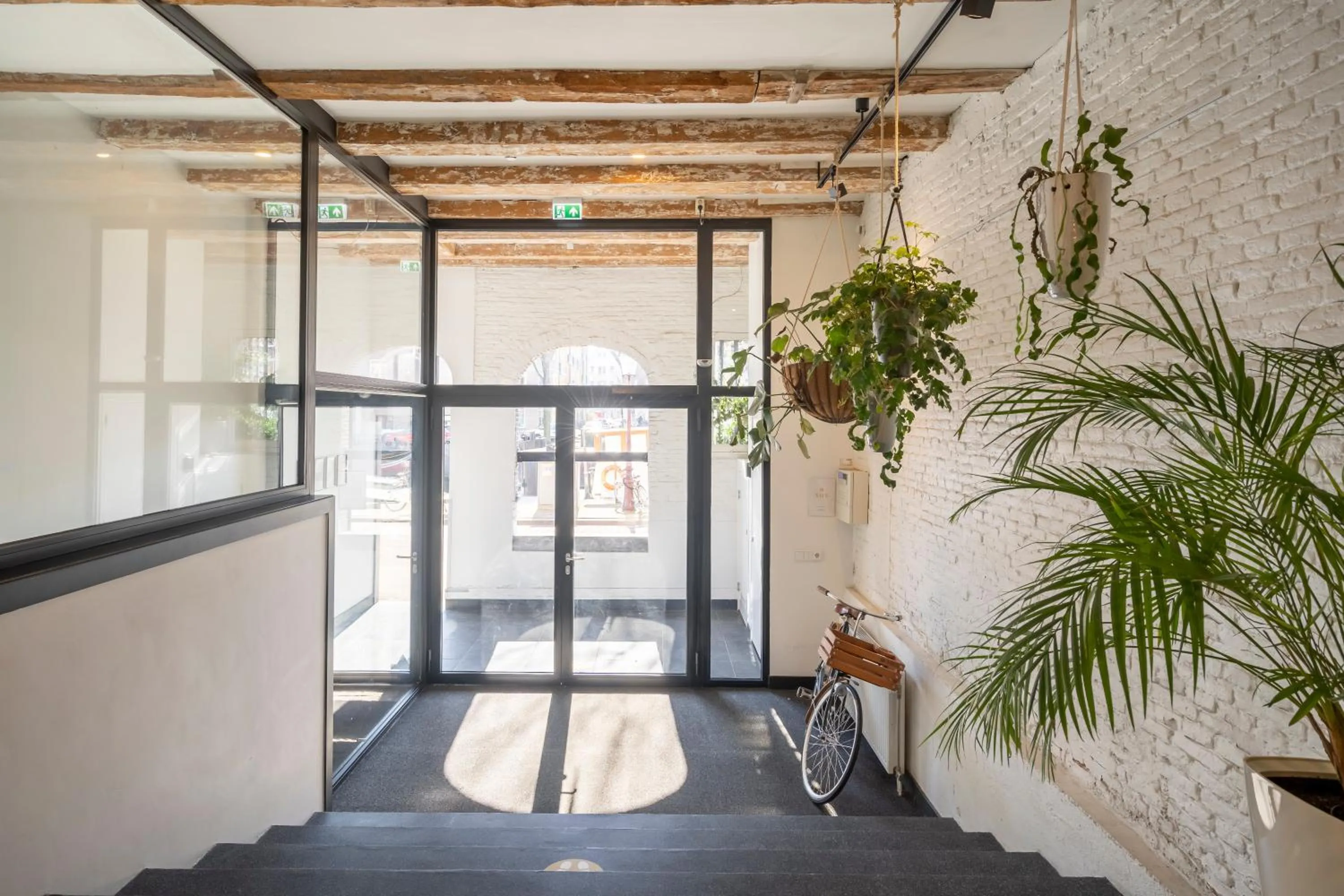 Facade/entrance in YAYS Amsterdam Salthouse Canal by Numa