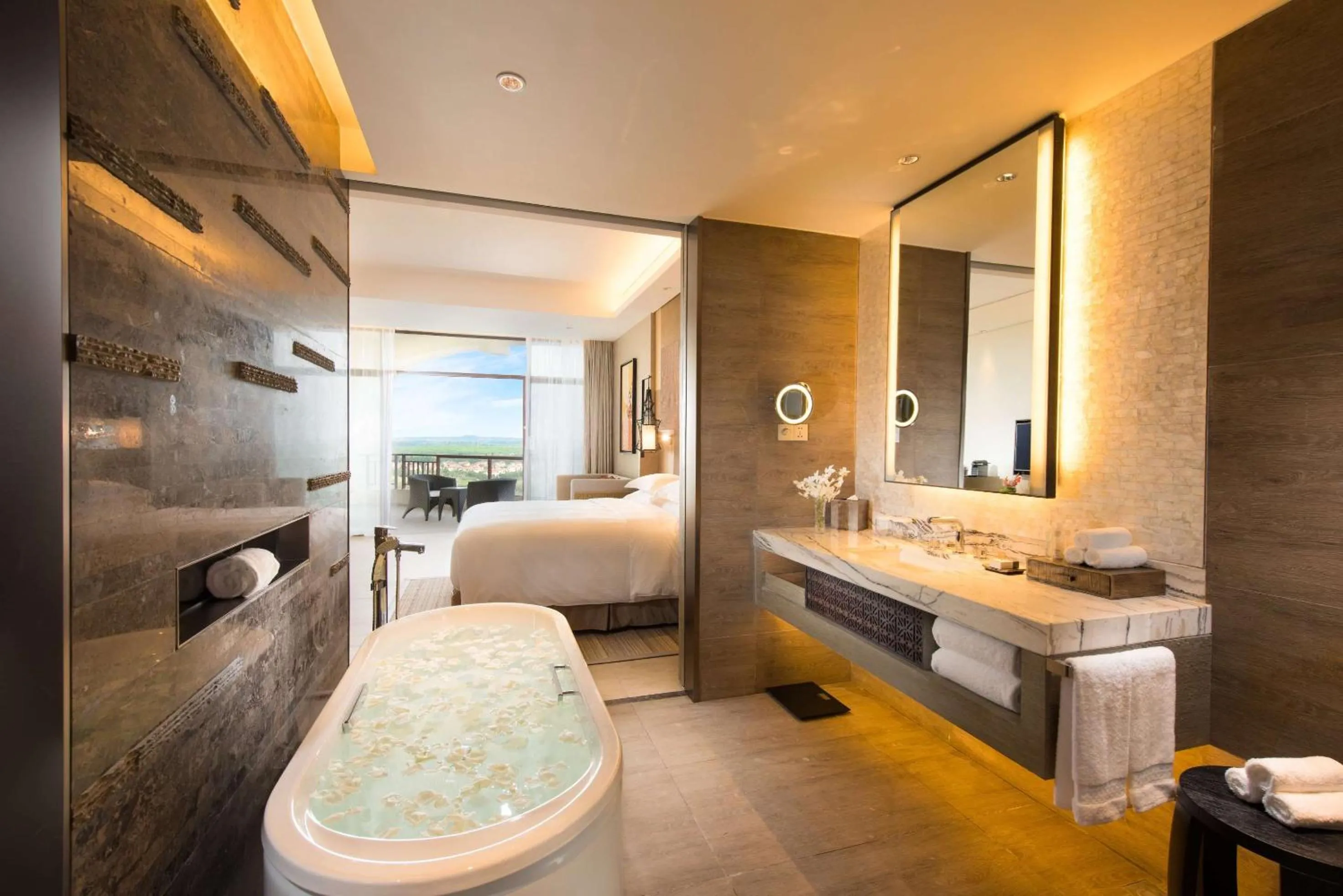 Bed in DoubleTree by Hilton Haikou Chengmai