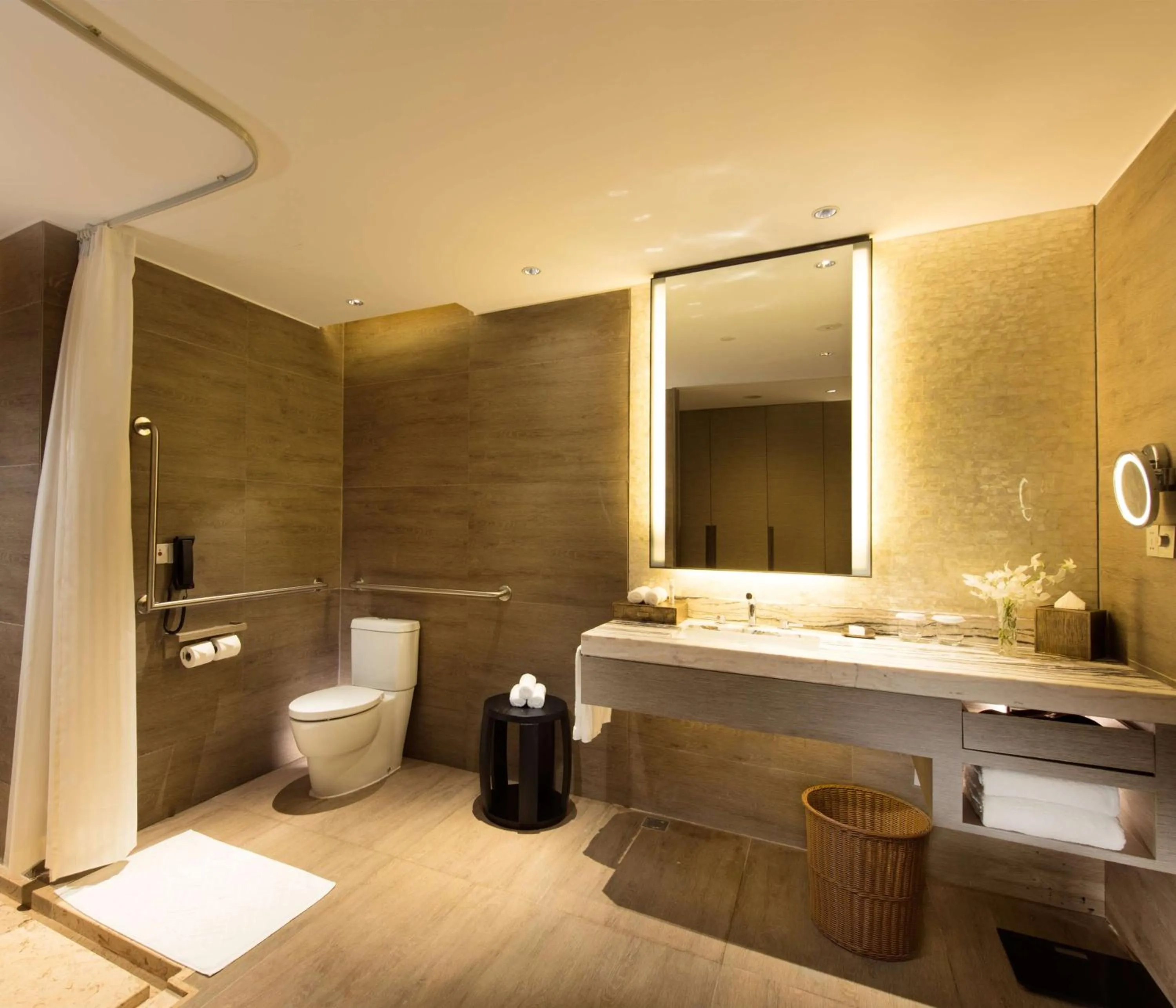 Bathroom in DoubleTree by Hilton Haikou Chengmai