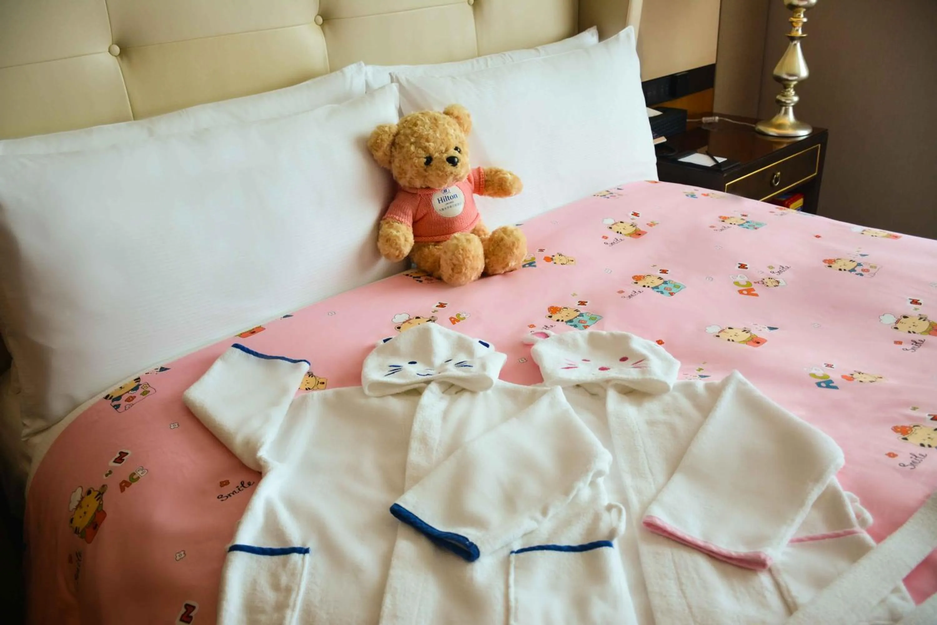 Dining area, Bed in Hilton Urumqi