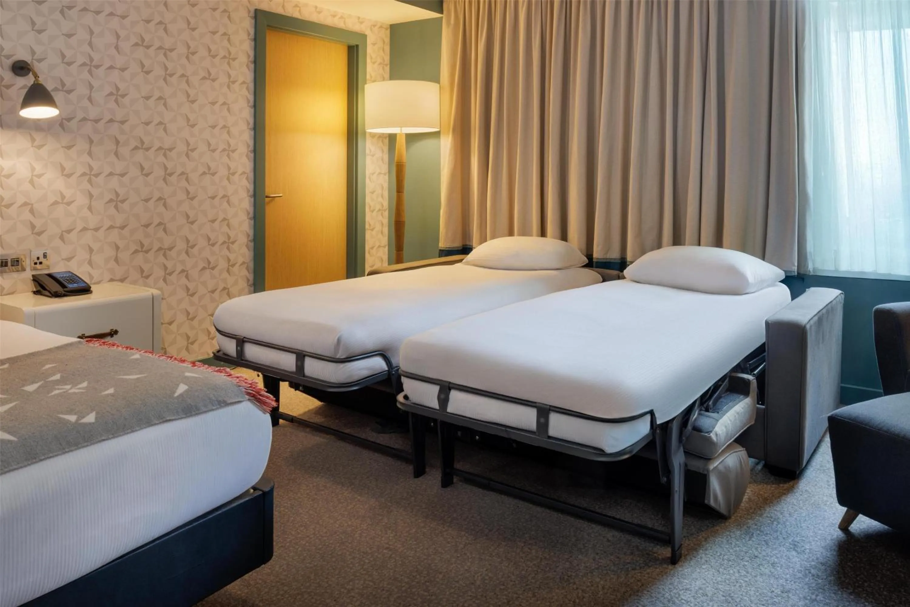 Living room, Bed in Hilton Bournemouth