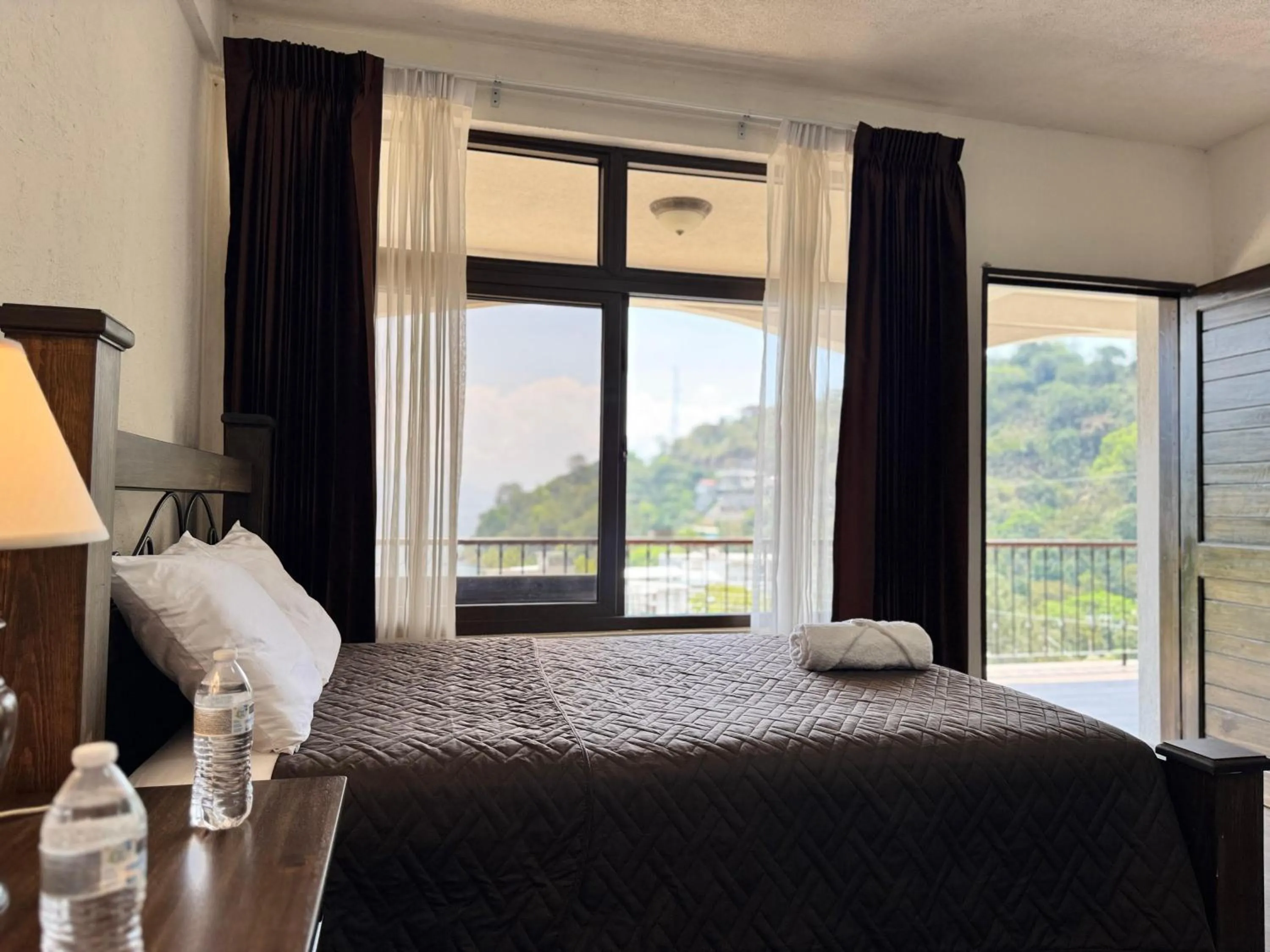 Photo of the whole room, Bed in Hotel Mercy