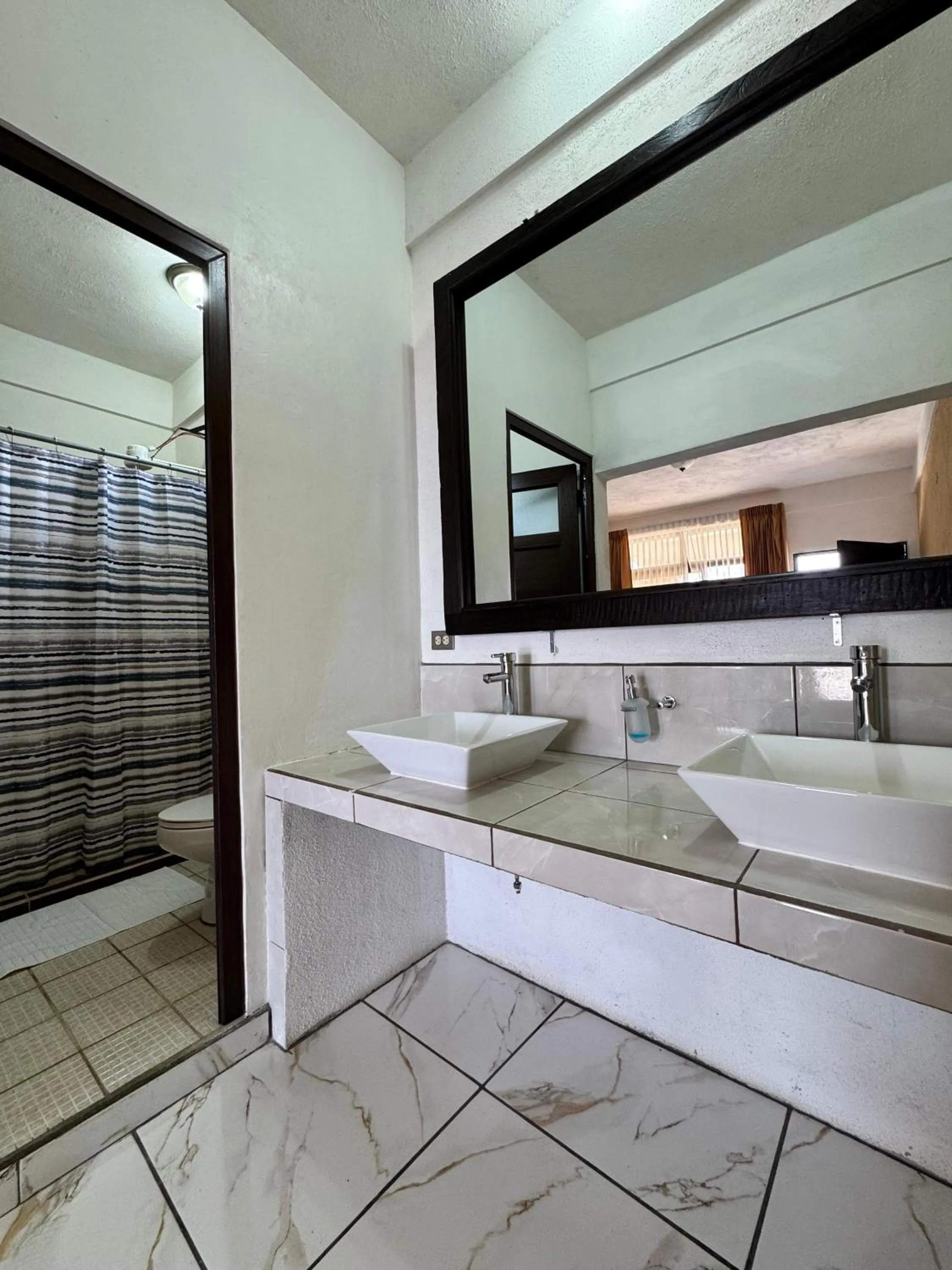 Shower in Hotel Mercy
