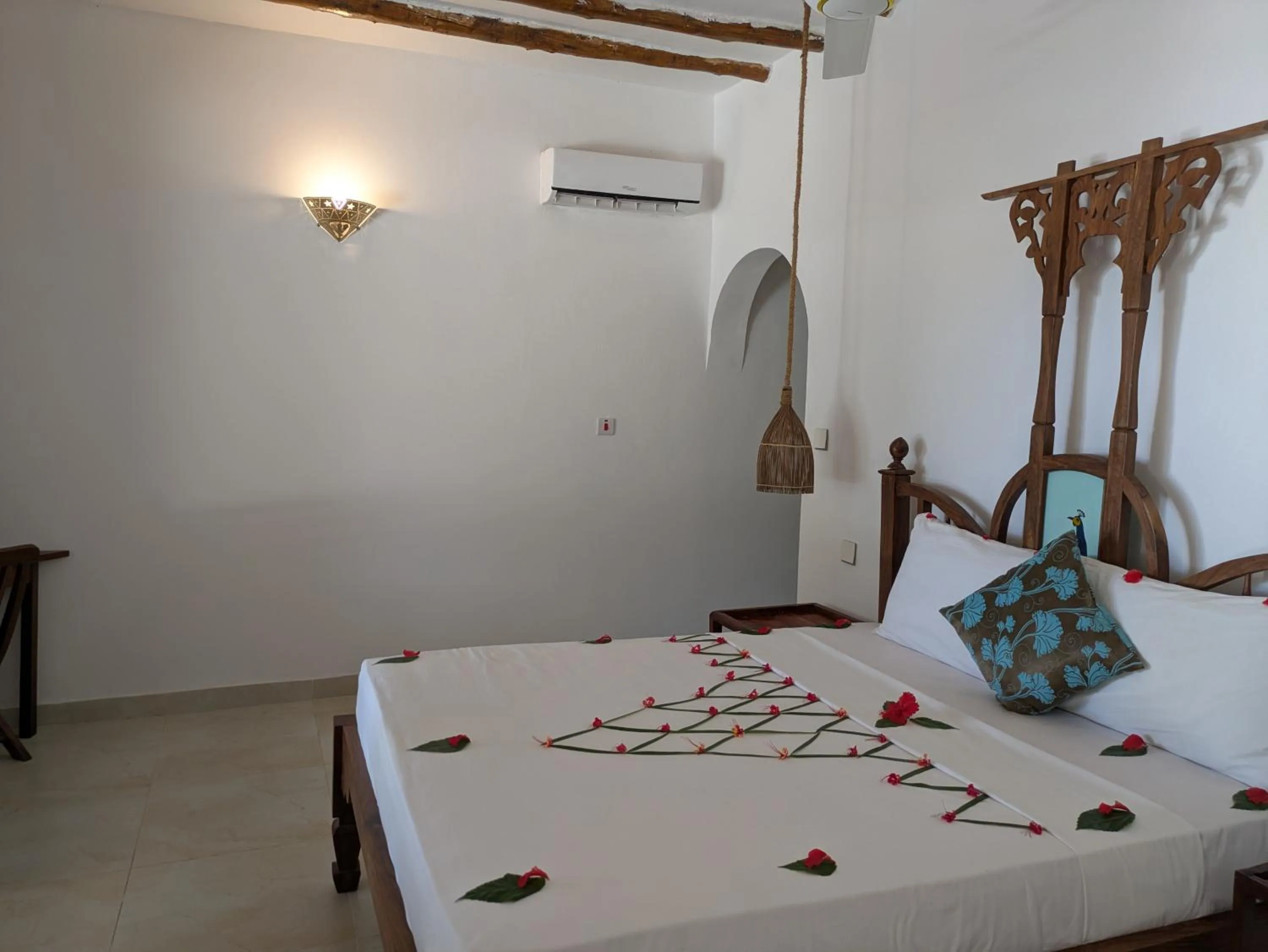 Bed in Hakuna Majiwe Beach Lodge