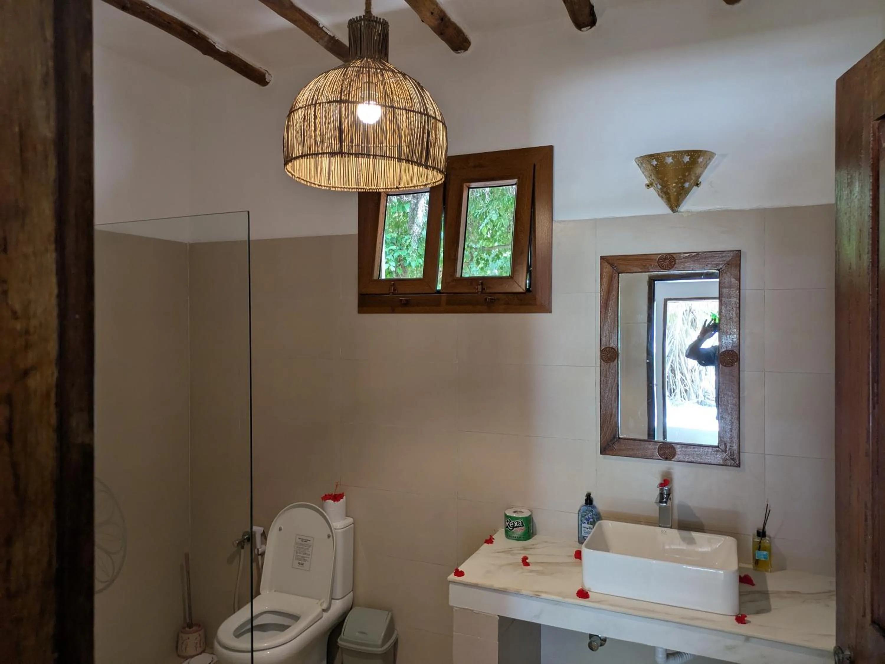 Bathroom in Hakuna Majiwe Beach Lodge