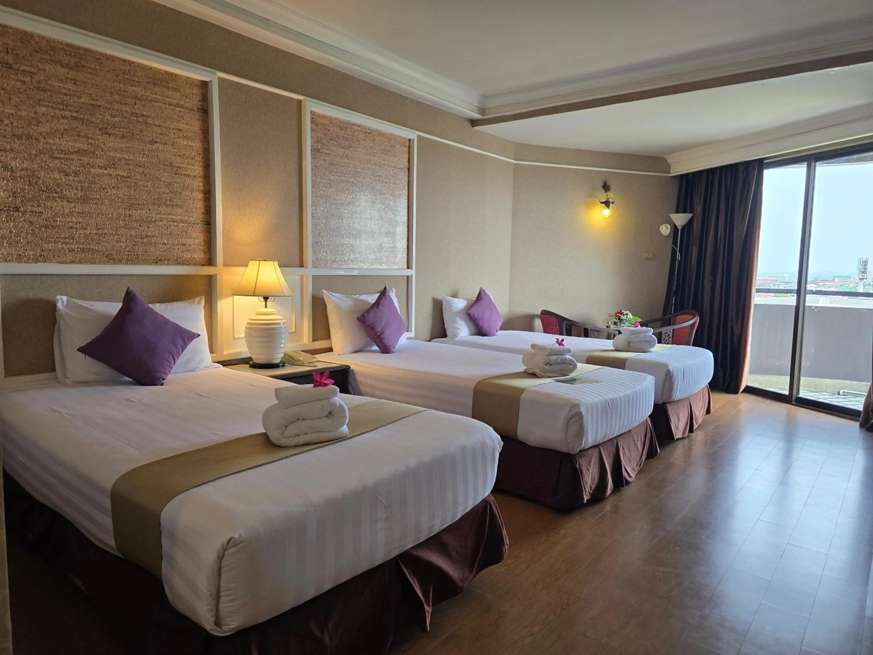 Bedroom, Bed in First Pacific Cirrus