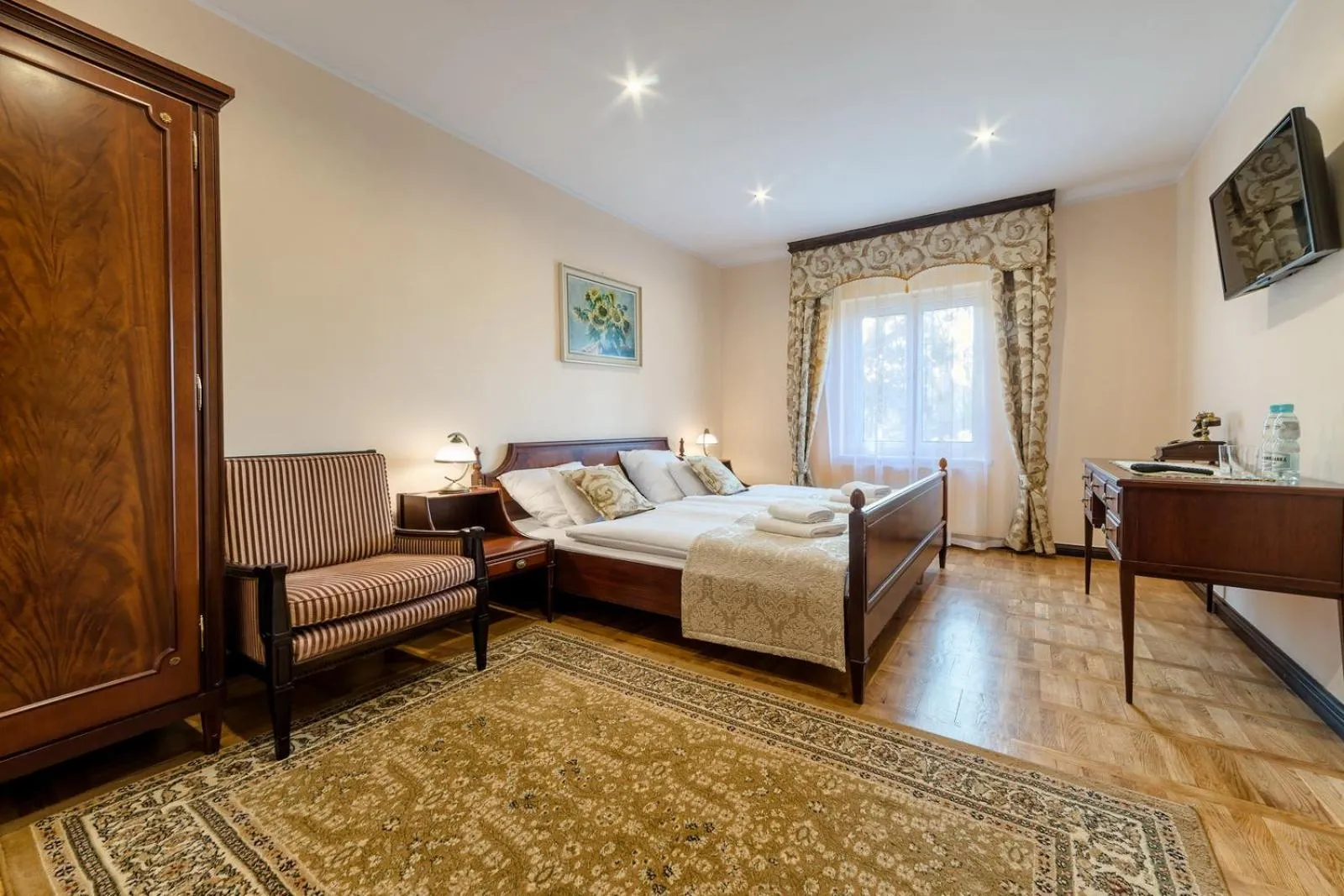 Photo of the whole room, Bed in Pałac Kłanino