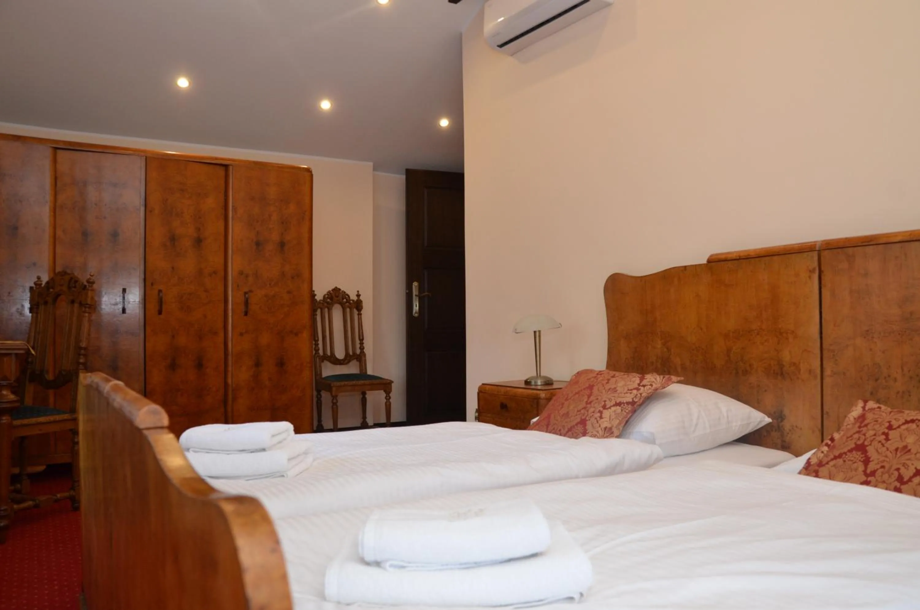 Photo of the whole room, Bed in Pałac Kłanino