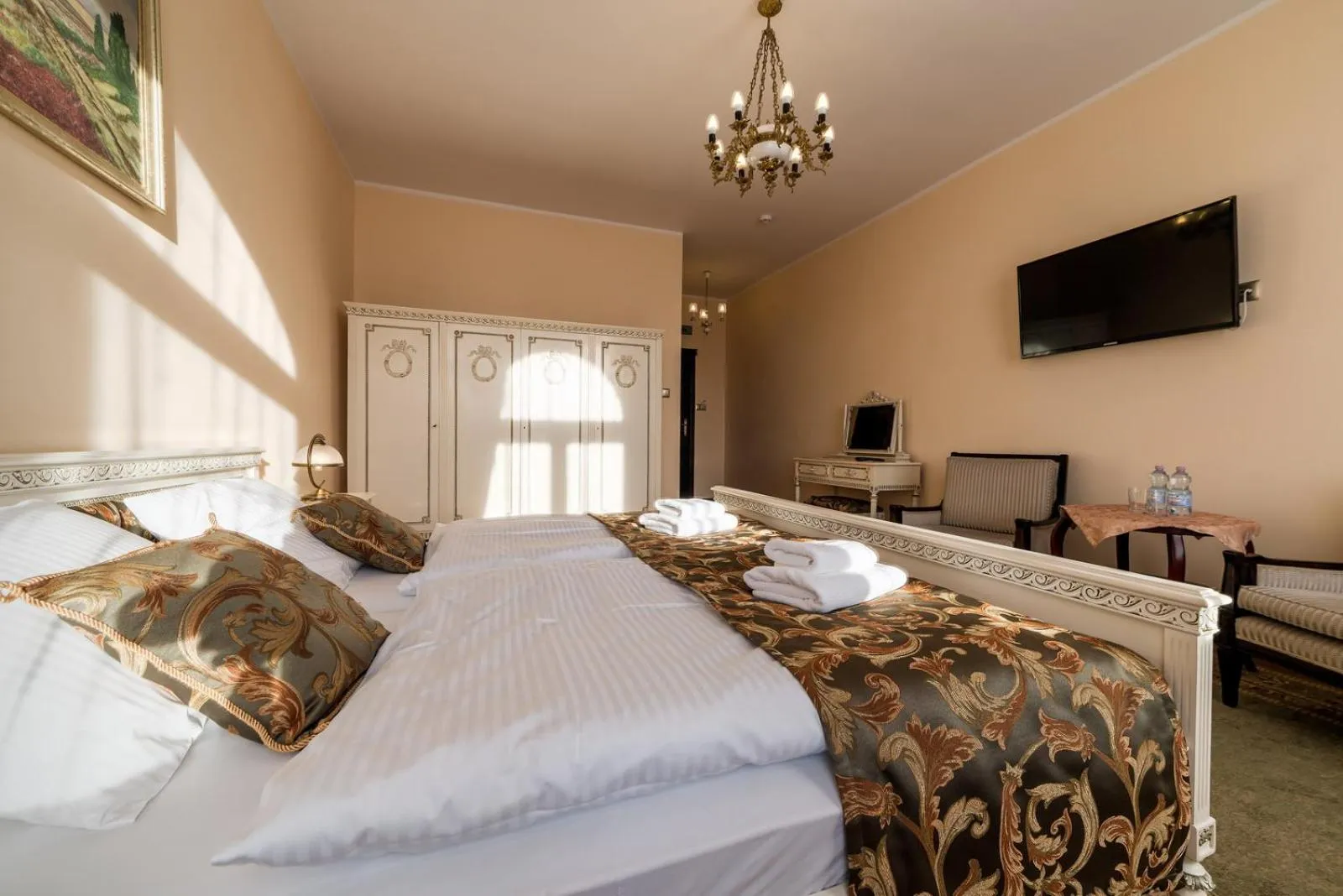 Photo of the whole room, Bed in Pałac Kłanino