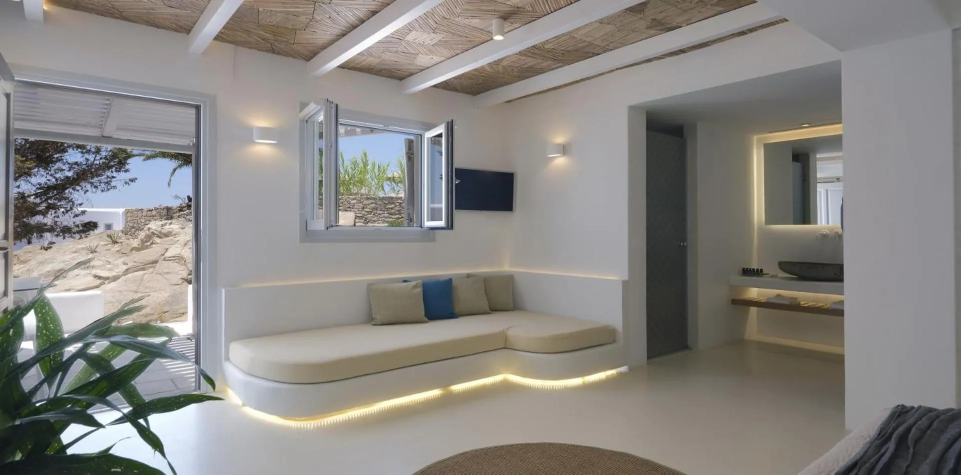 Garden in Andronikos Hotel