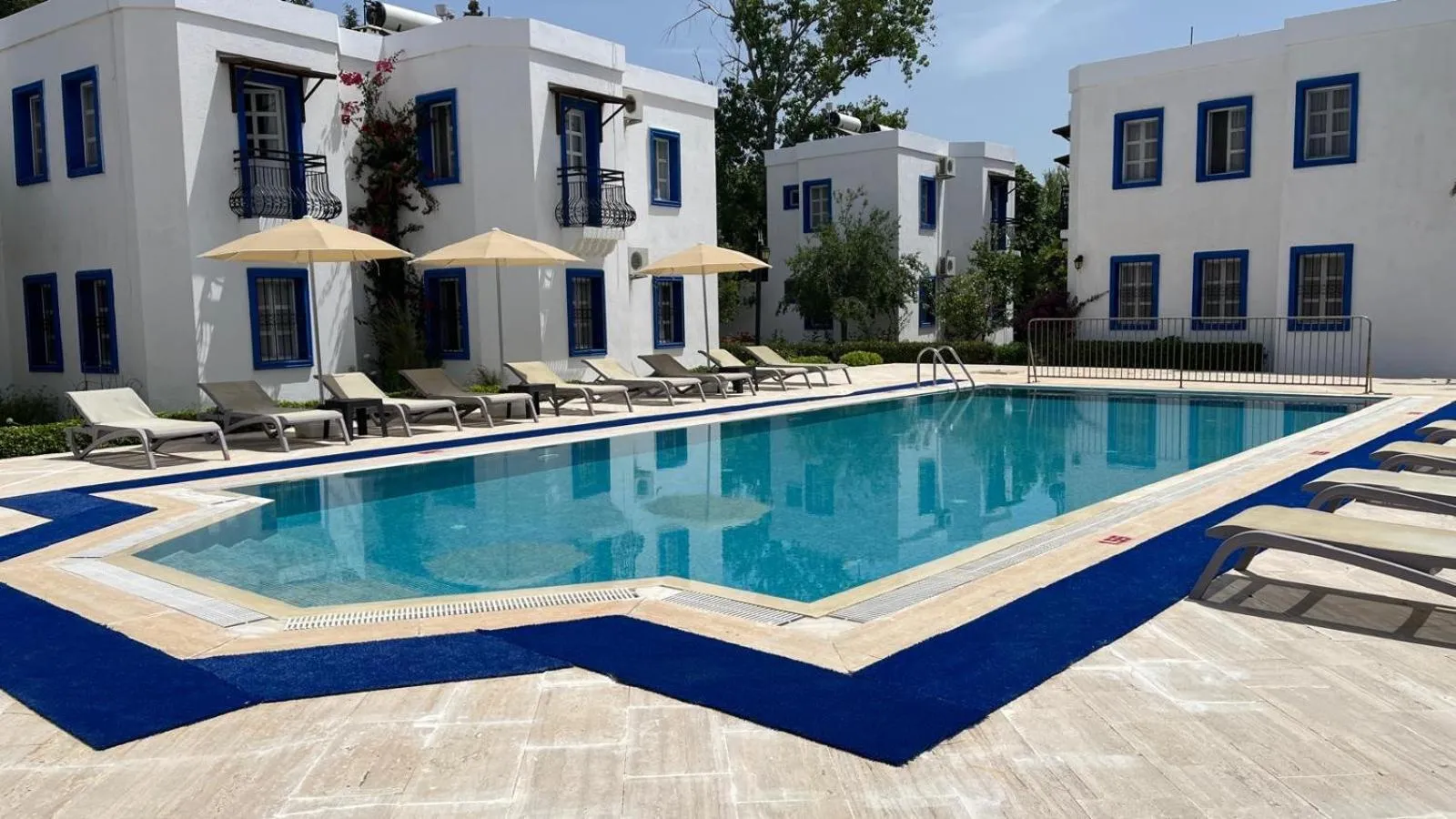 Property building in Ege Apartments