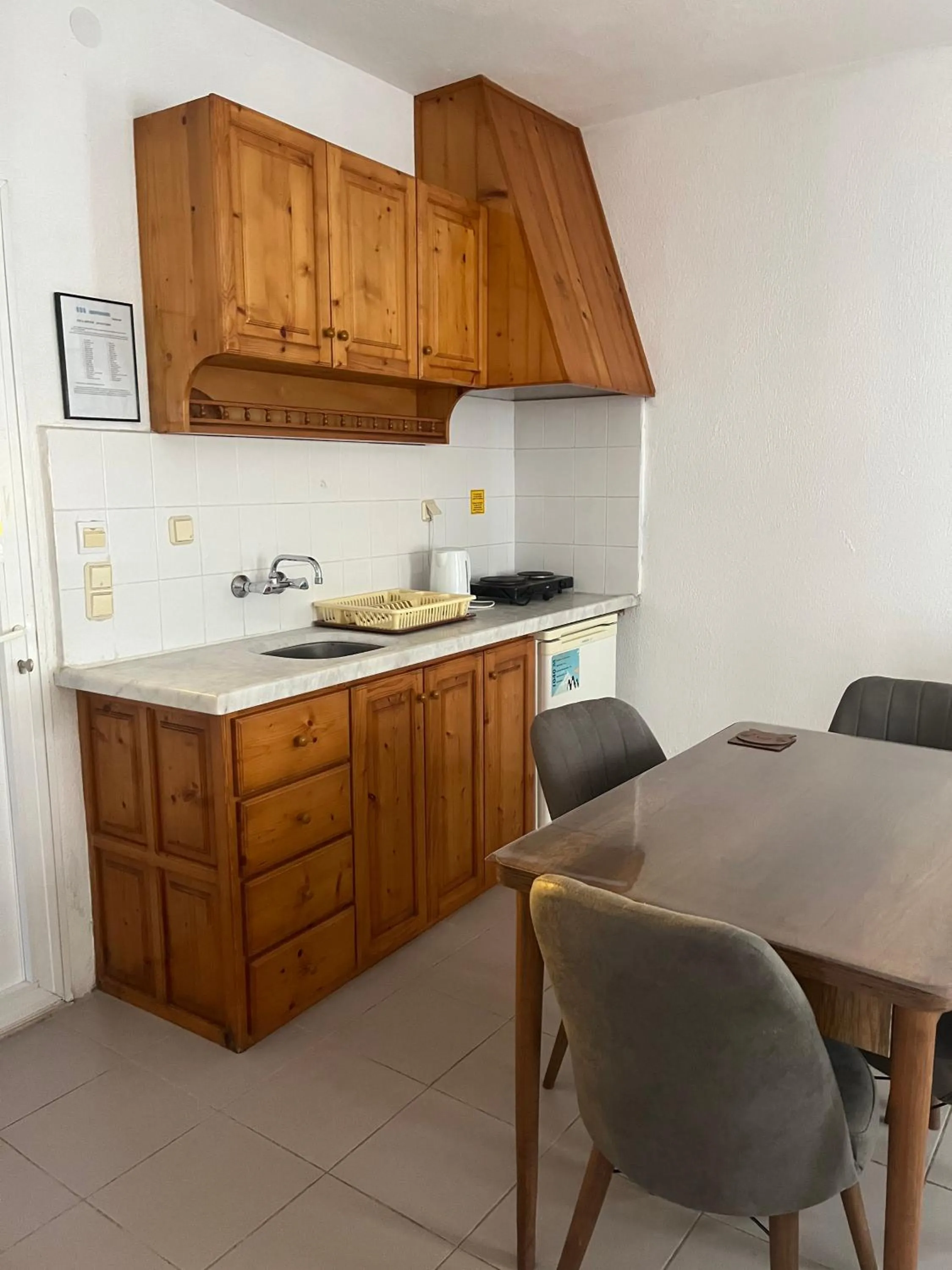 Kitchen or kitchenette in Ege Apartments