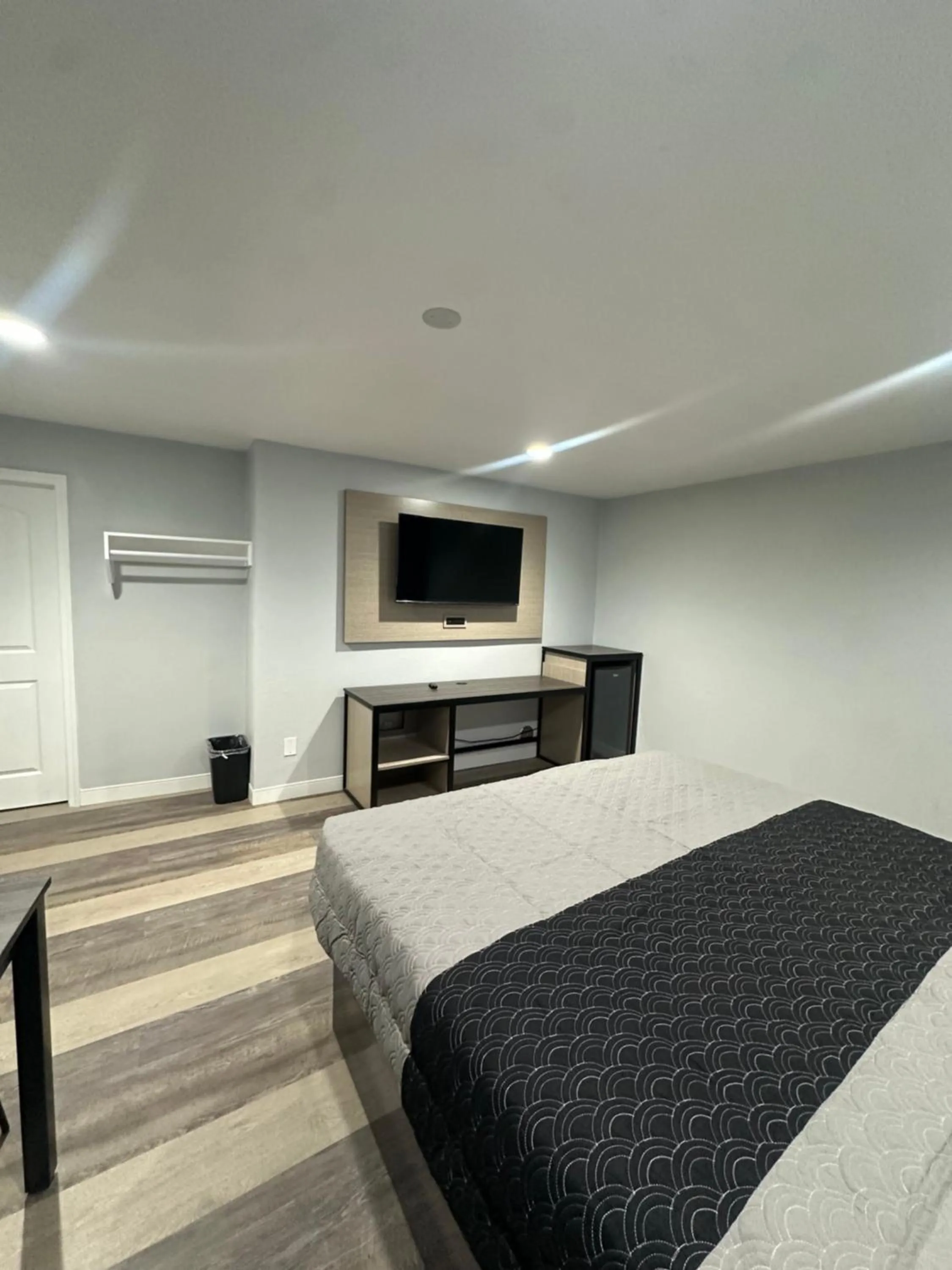 Bed in Palm Inn Motel - Rosemead, Los Angeles