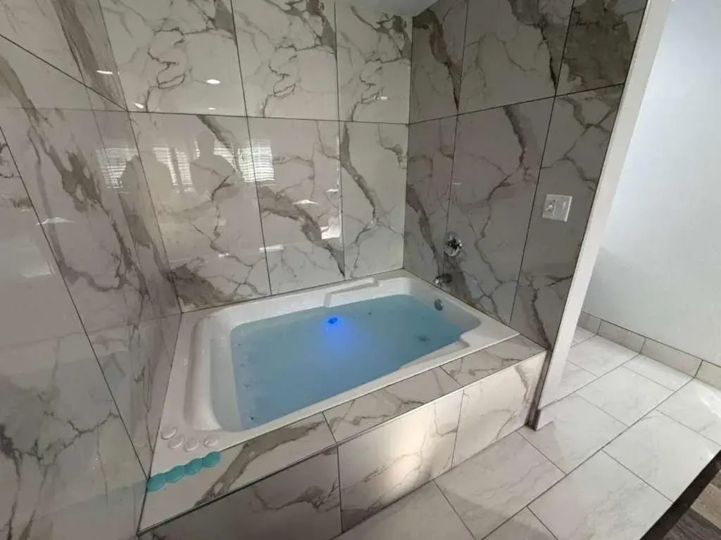 King Room with Spa Bath in Palm Inn Motel - Rosemead, Los Angeles King Room with Spa Bath in Palm Inn Motel - Rosemead, Los Angeles