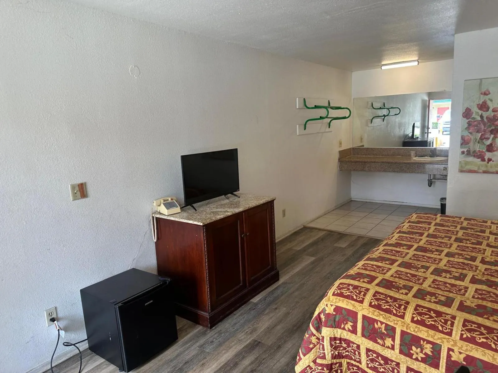 Bed in Palm Inn Motel - Rosemead, Los Angeles