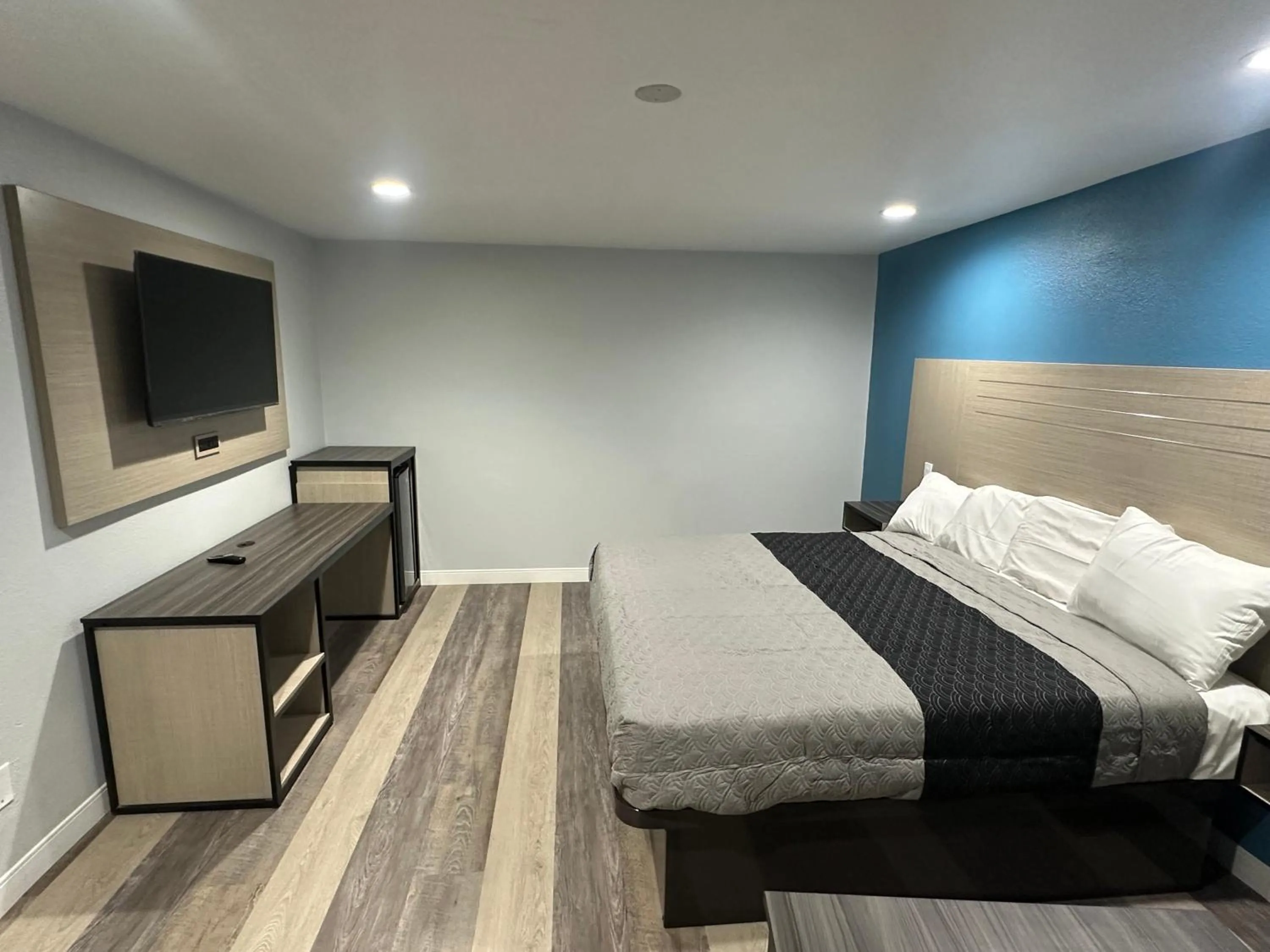 Bed in Palm Inn Motel - Rosemead, Los Angeles