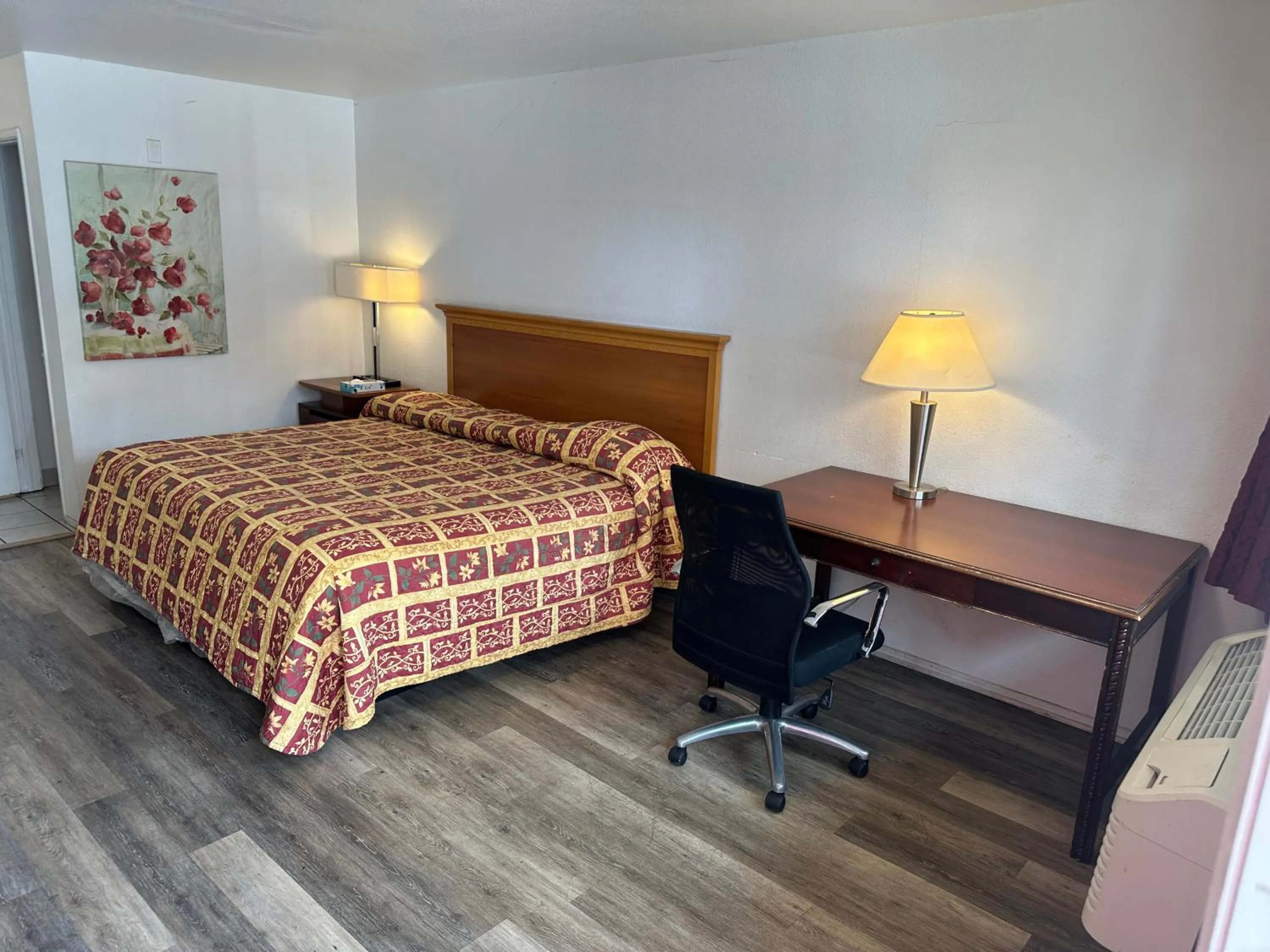 Bed in Palm Inn Motel - Rosemead, Los Angeles